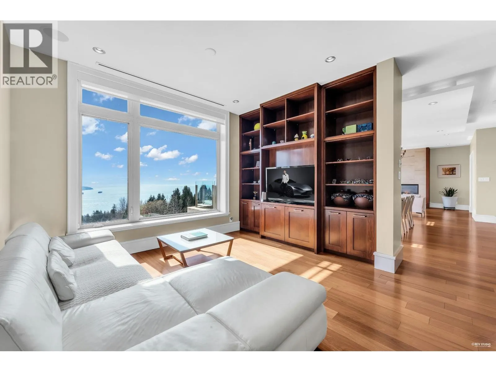102 2575 GARDEN COURT