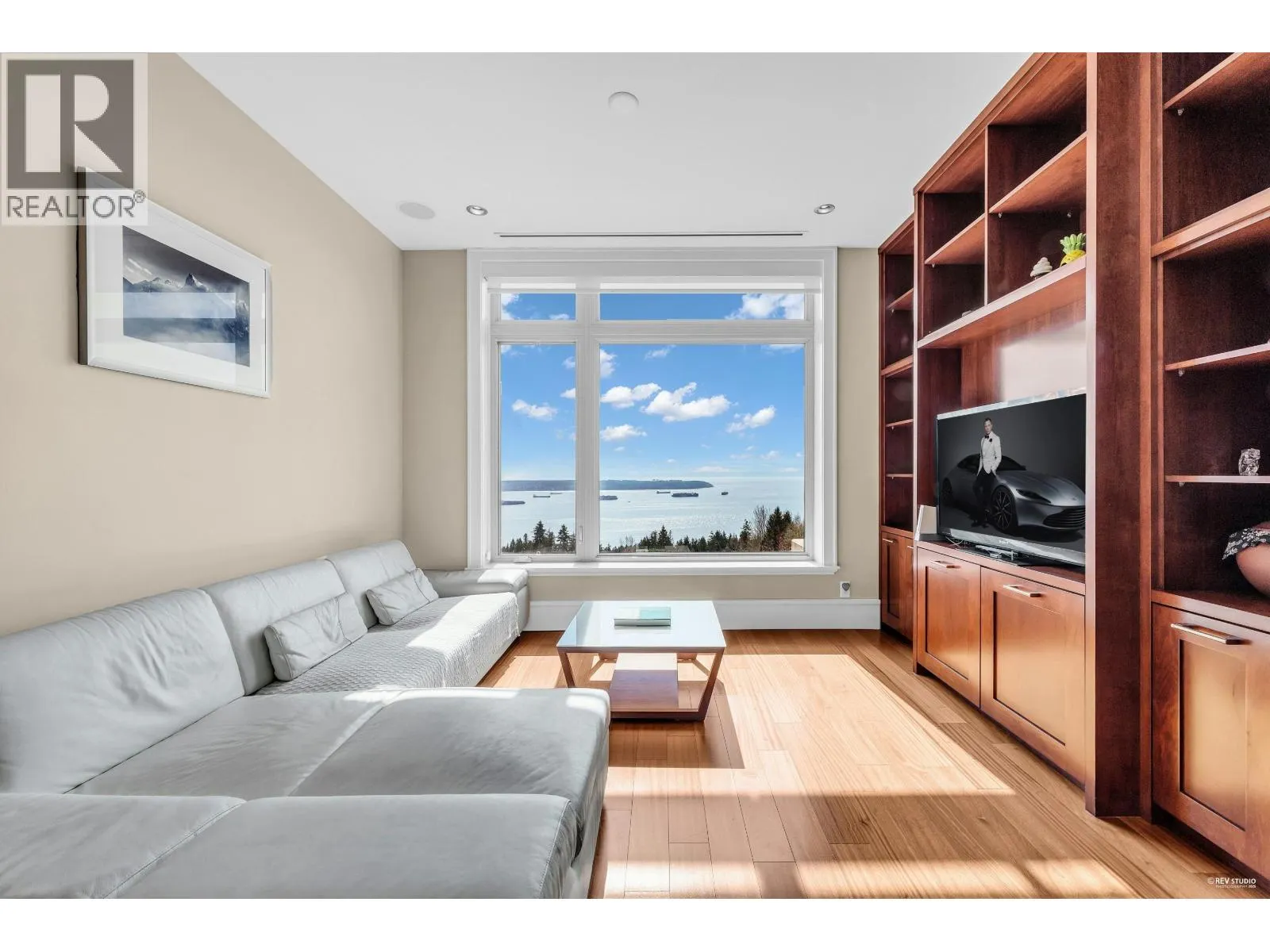 102 2575 GARDEN COURT