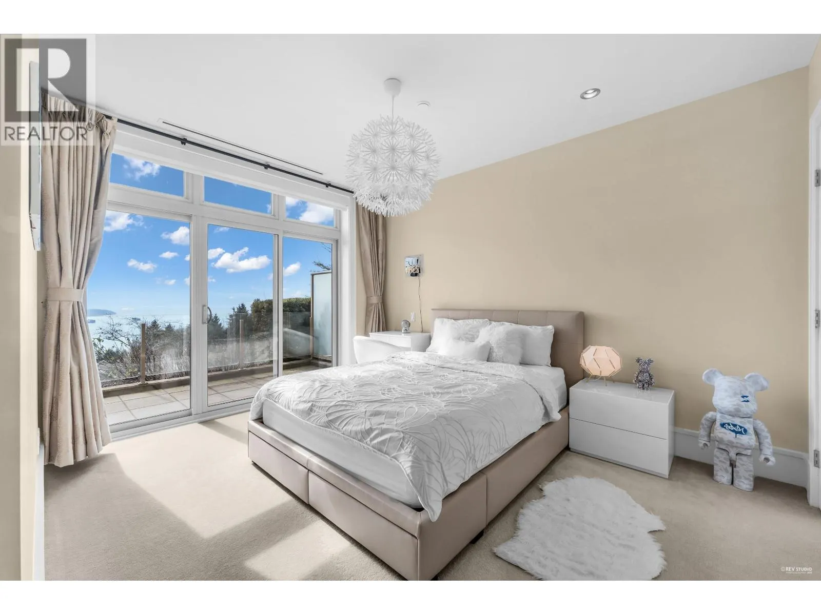 102 2575 GARDEN COURT