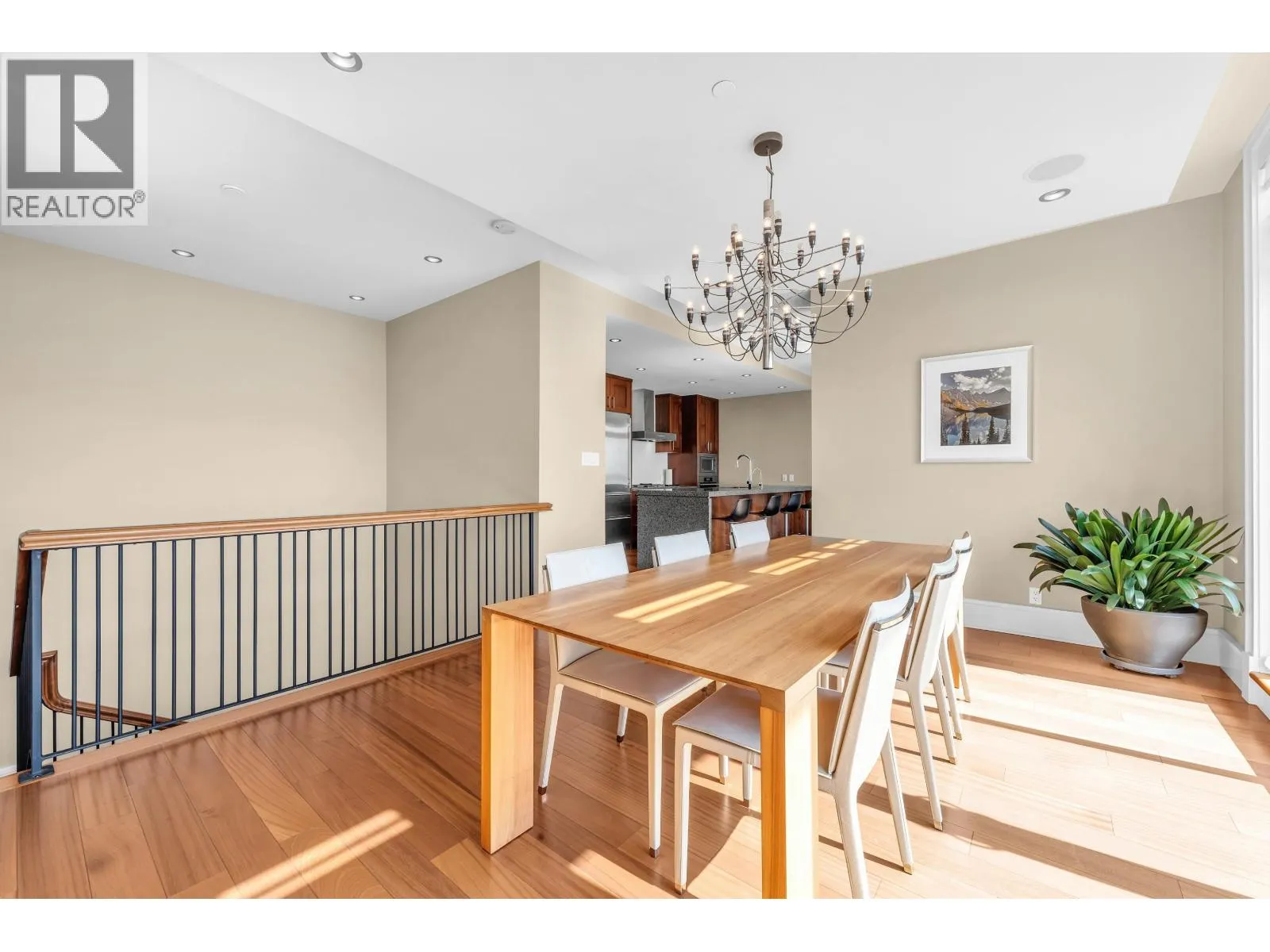 102 2575 GARDEN COURT