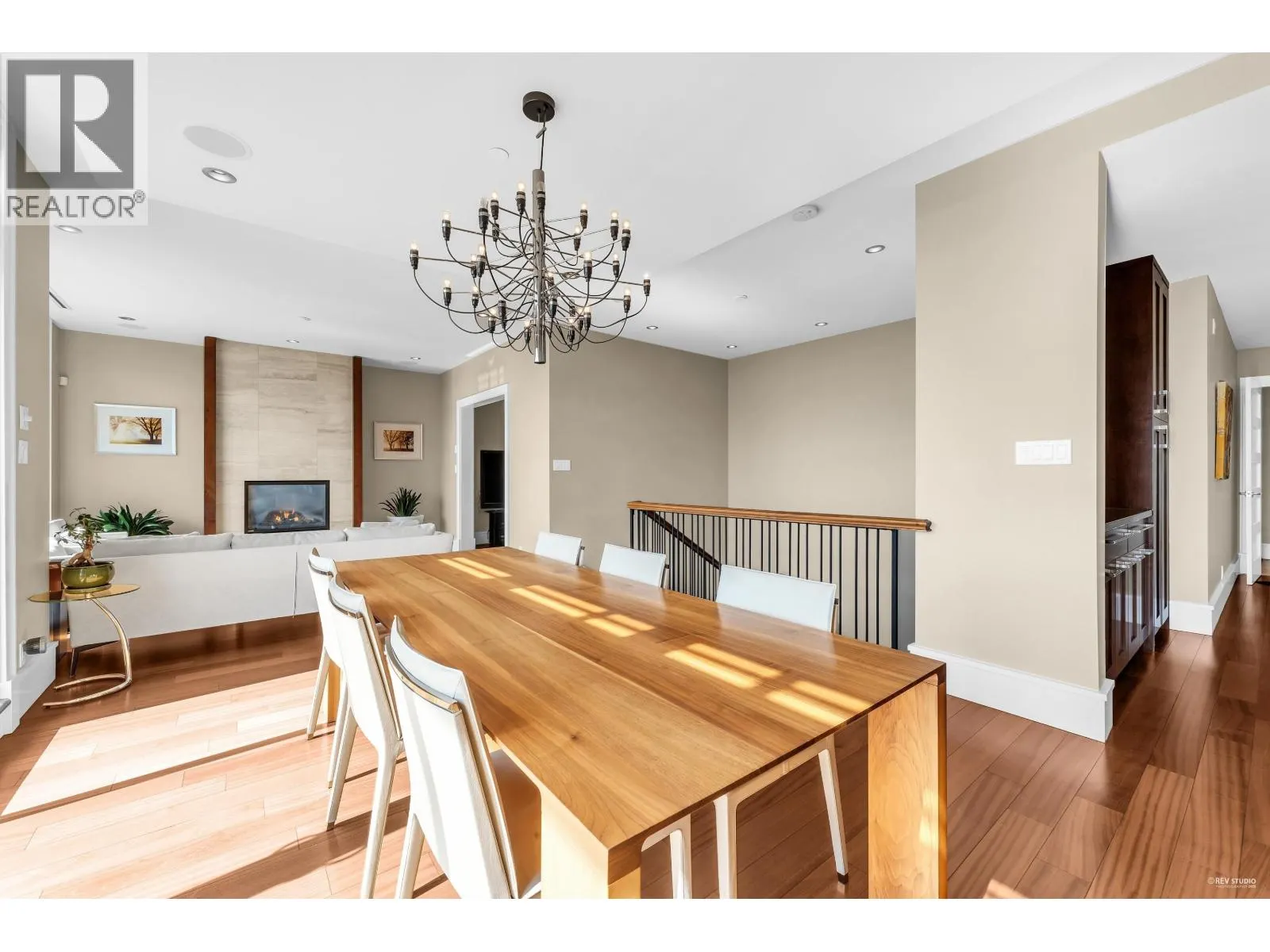 102 2575 GARDEN COURT