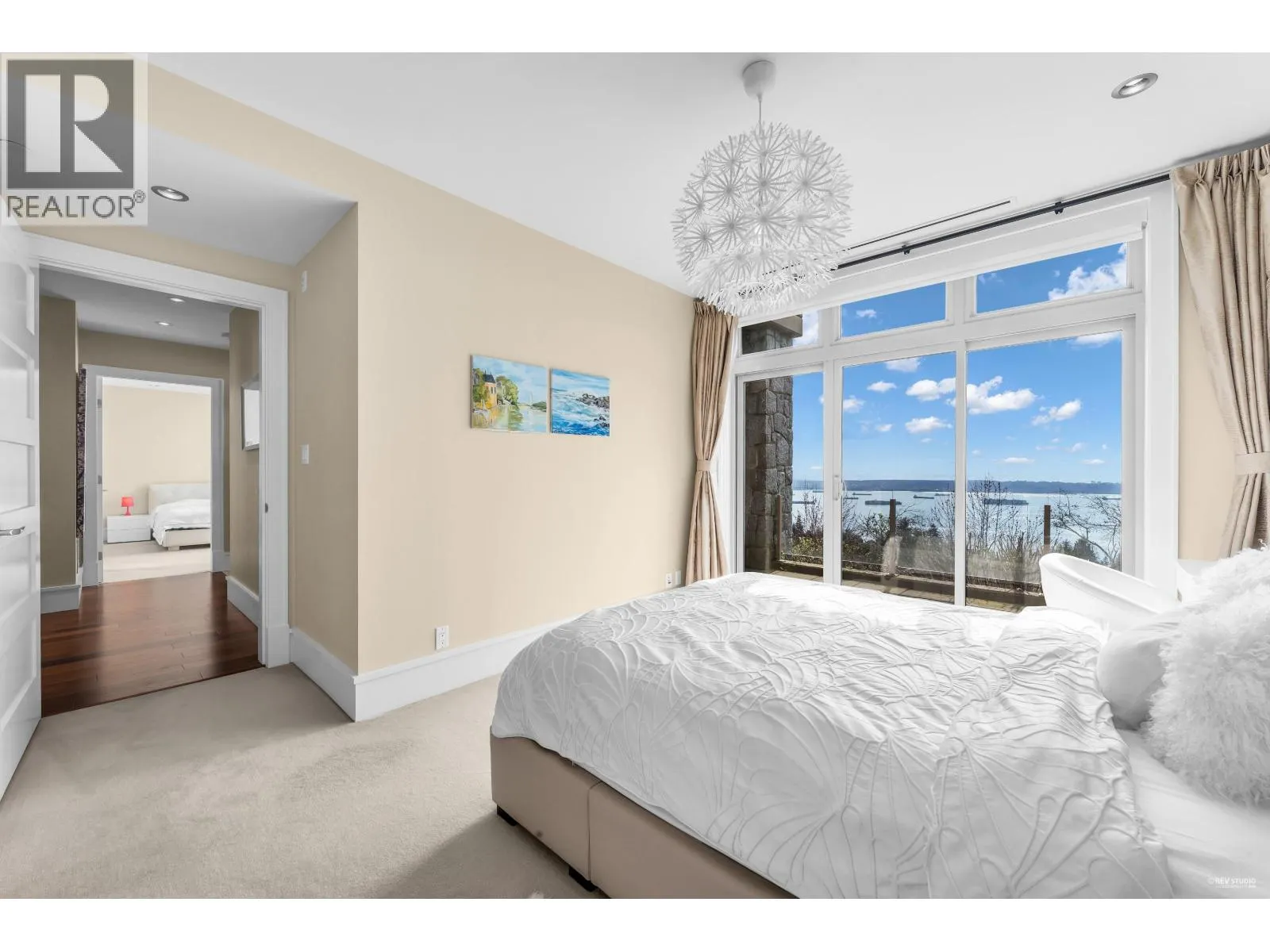 102 2575 GARDEN COURT