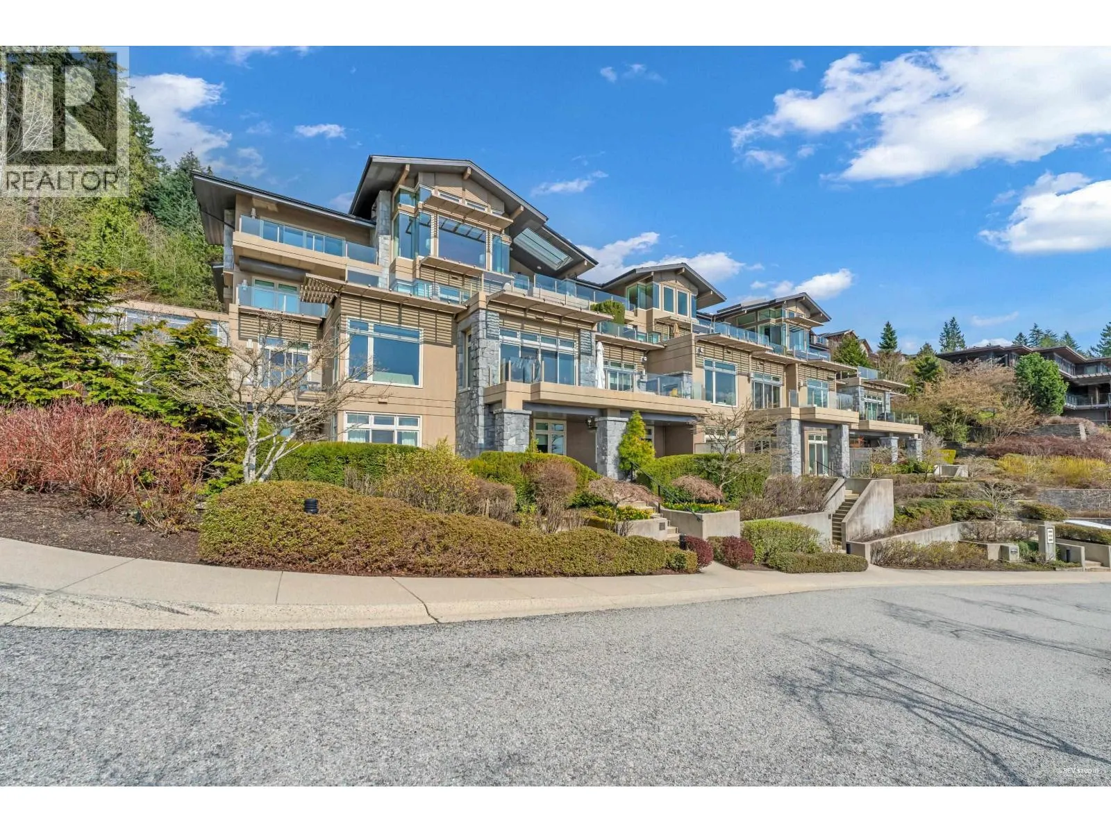 102 2575 GARDEN COURT
