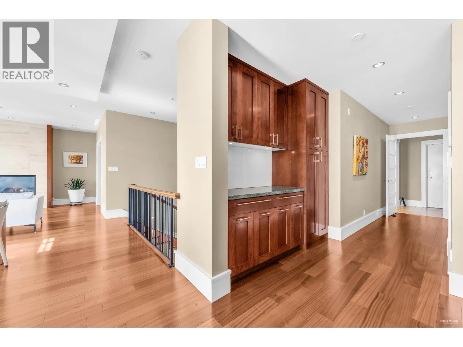 102 2575 GARDEN COURT