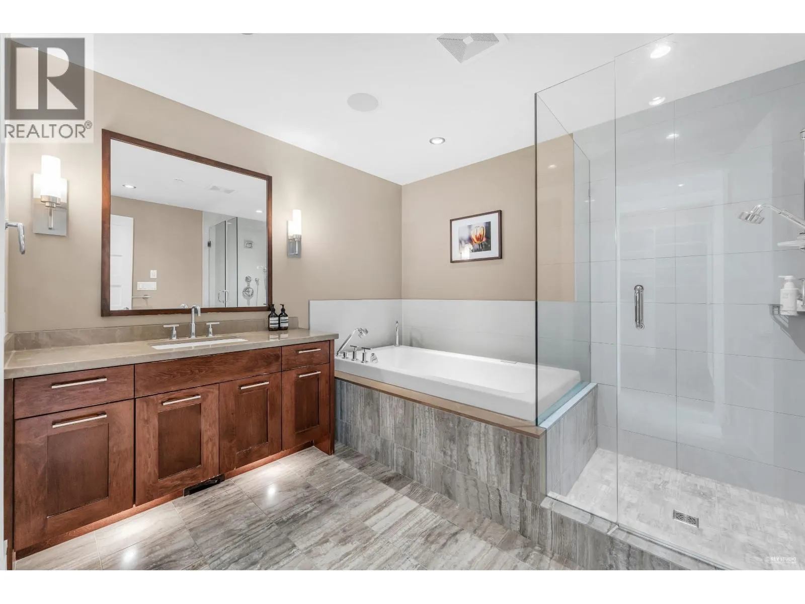 102 2575 GARDEN COURT