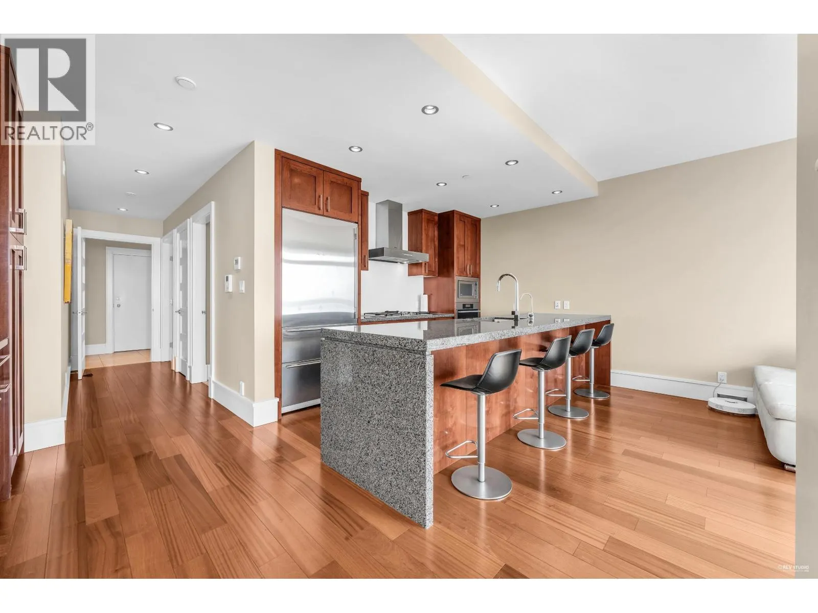 102 2575 GARDEN COURT