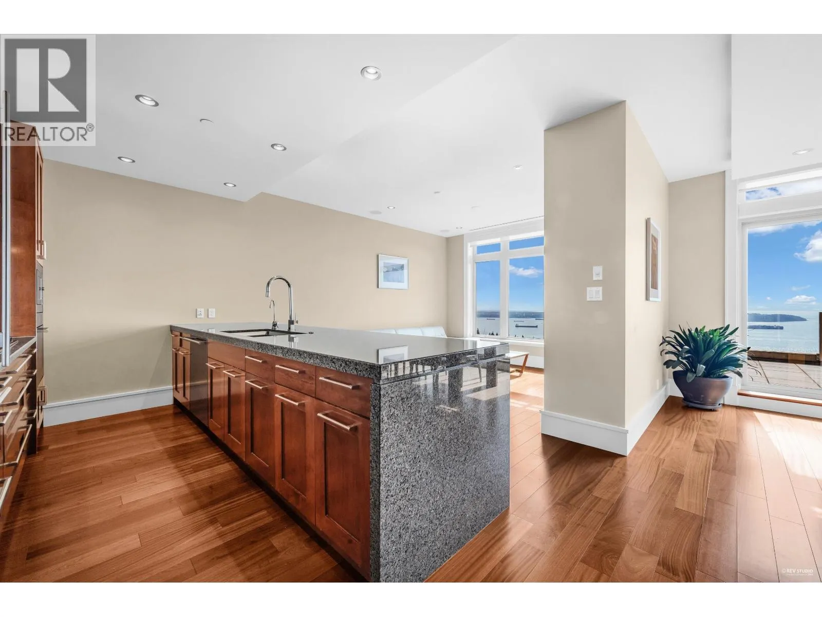 102 2575 GARDEN COURT