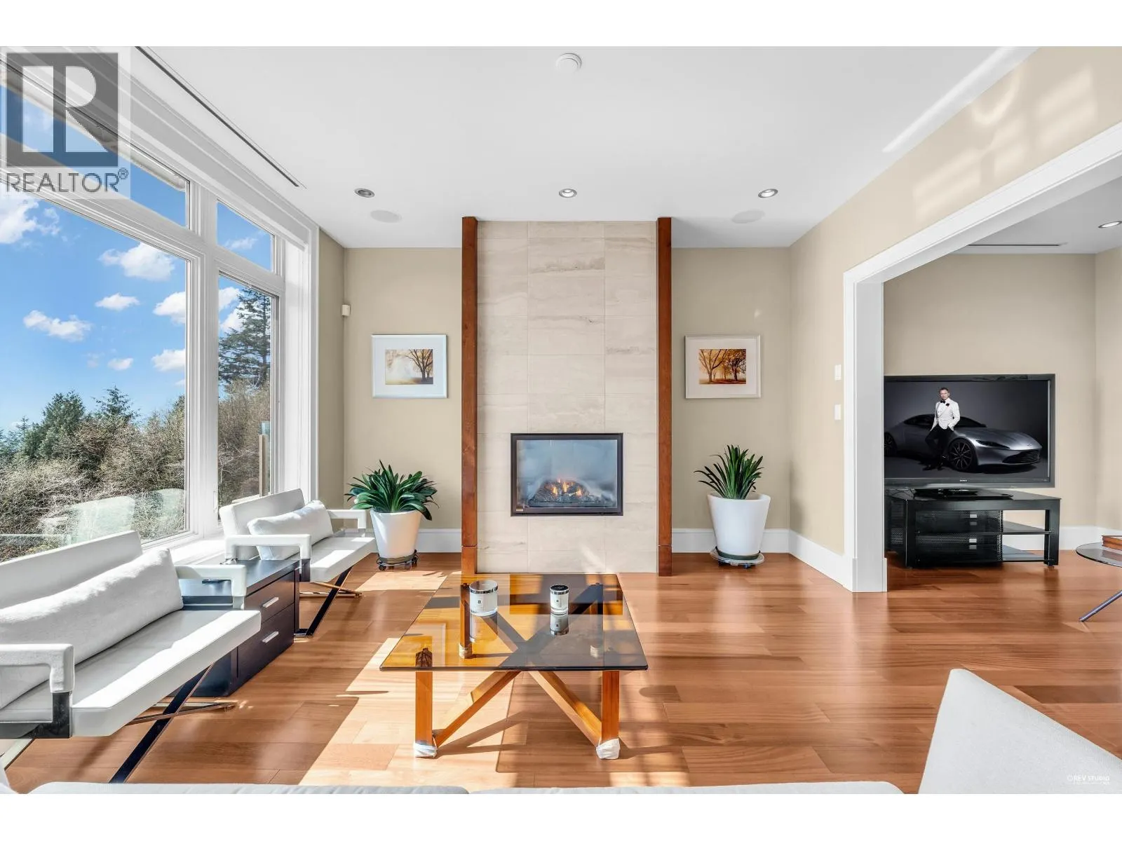 102 2575 GARDEN COURT