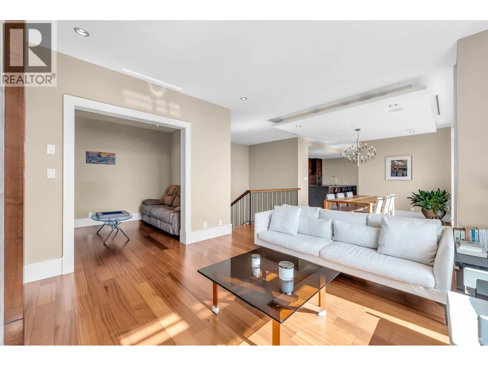 102 2575 GARDEN COURT