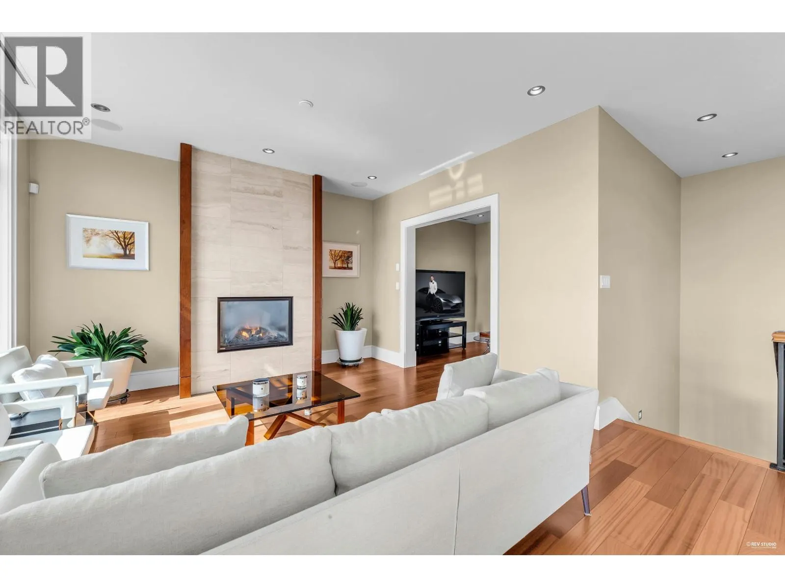 102 2575 GARDEN COURT