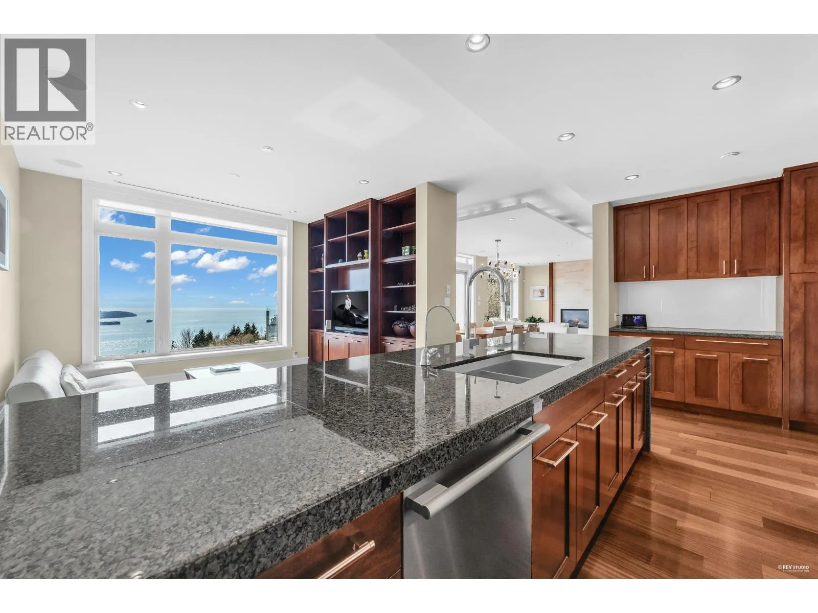 102 2575 GARDEN COURT