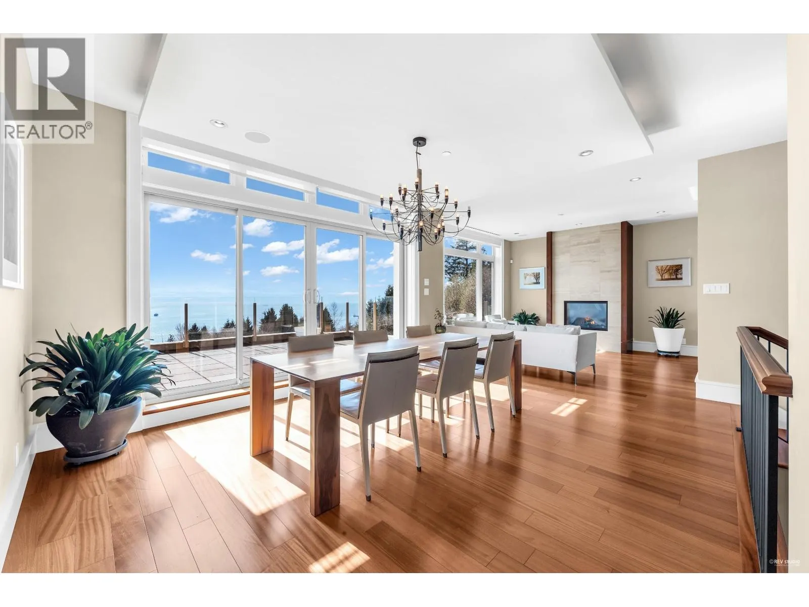 102 2575 GARDEN COURT