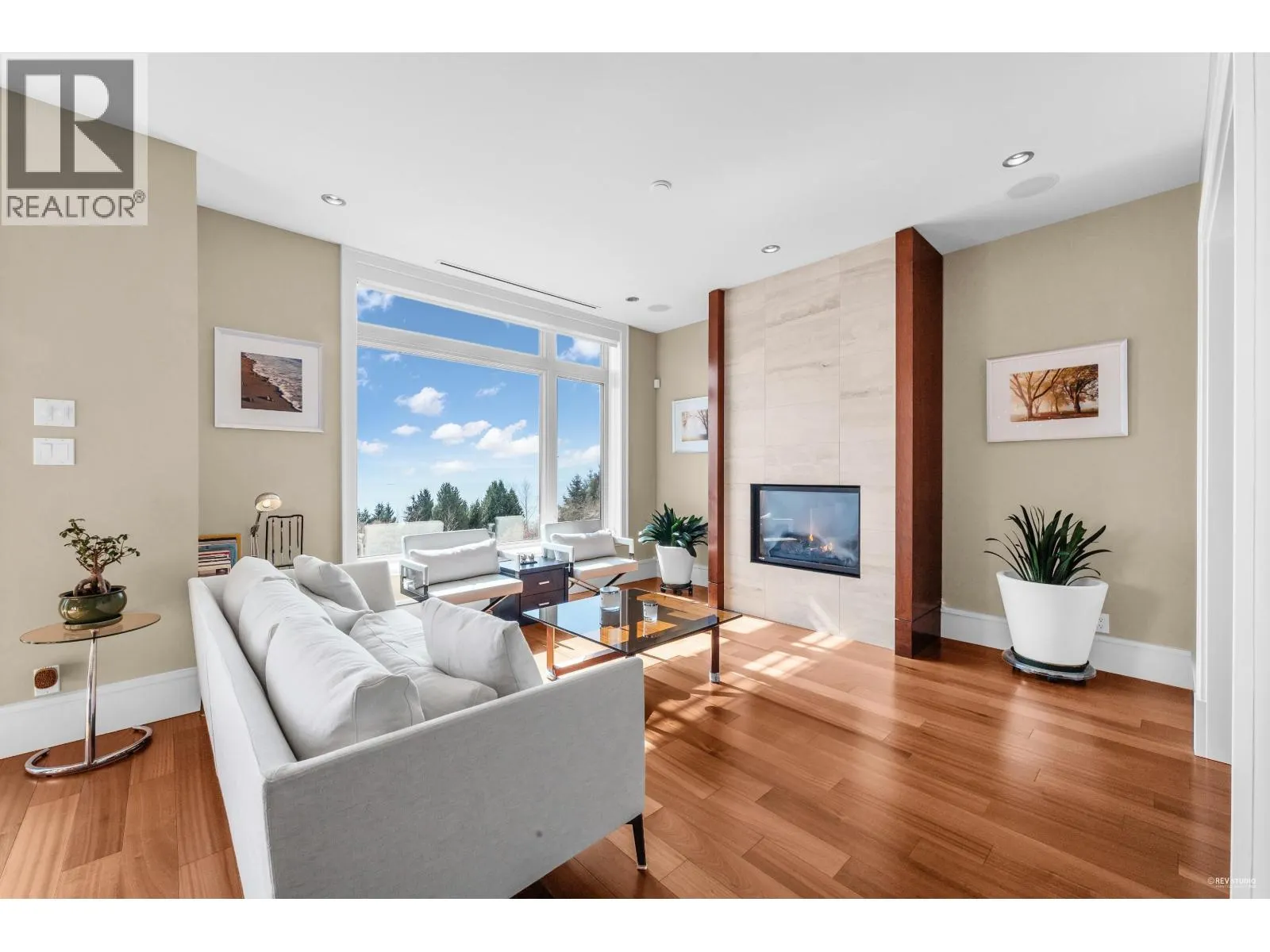 102 2575 GARDEN COURT