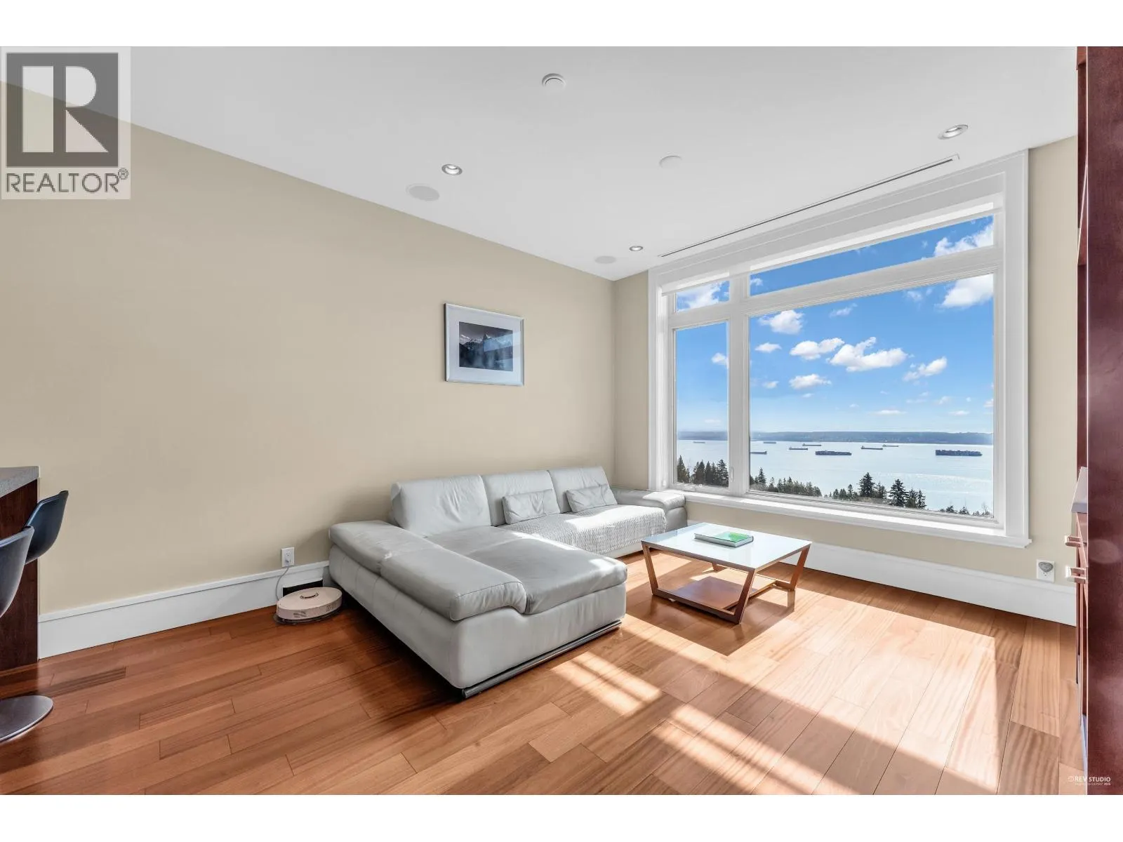 102 2575 GARDEN COURT