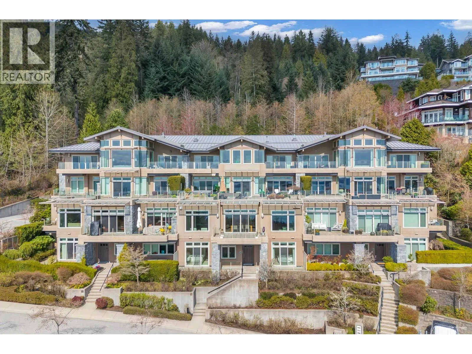 102 2575 GARDEN COURT