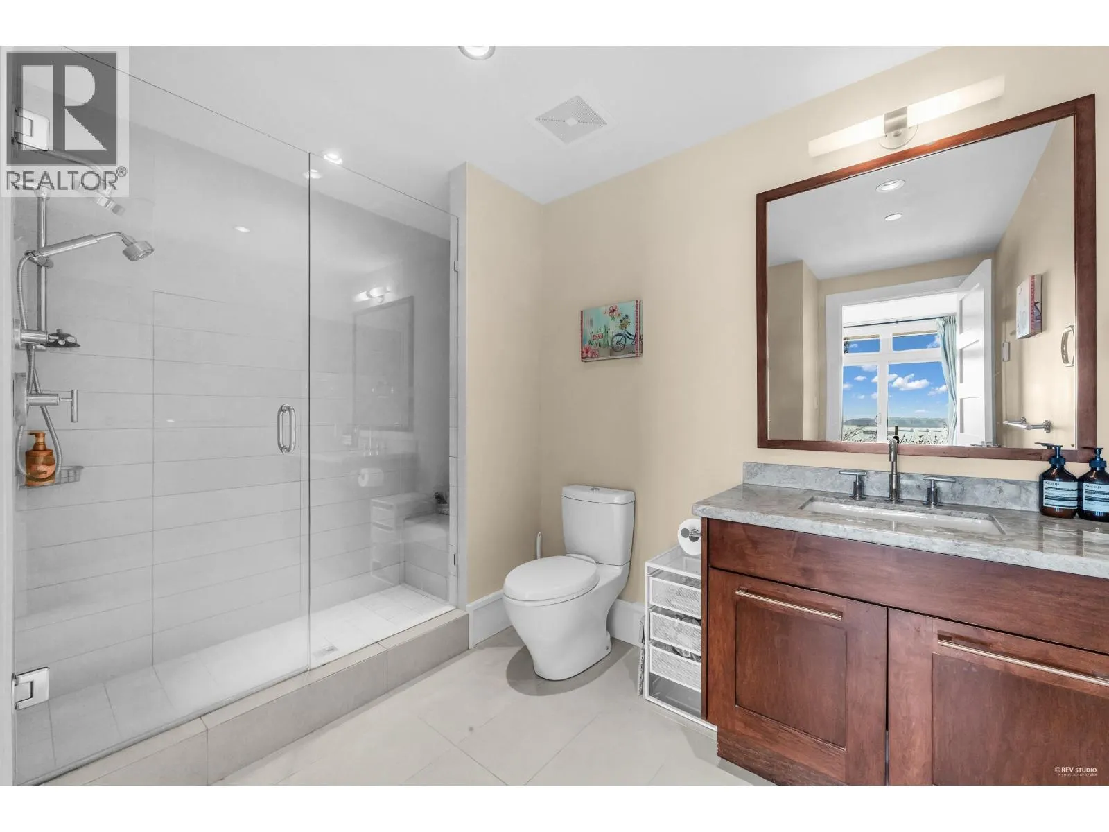 102 2575 GARDEN COURT
