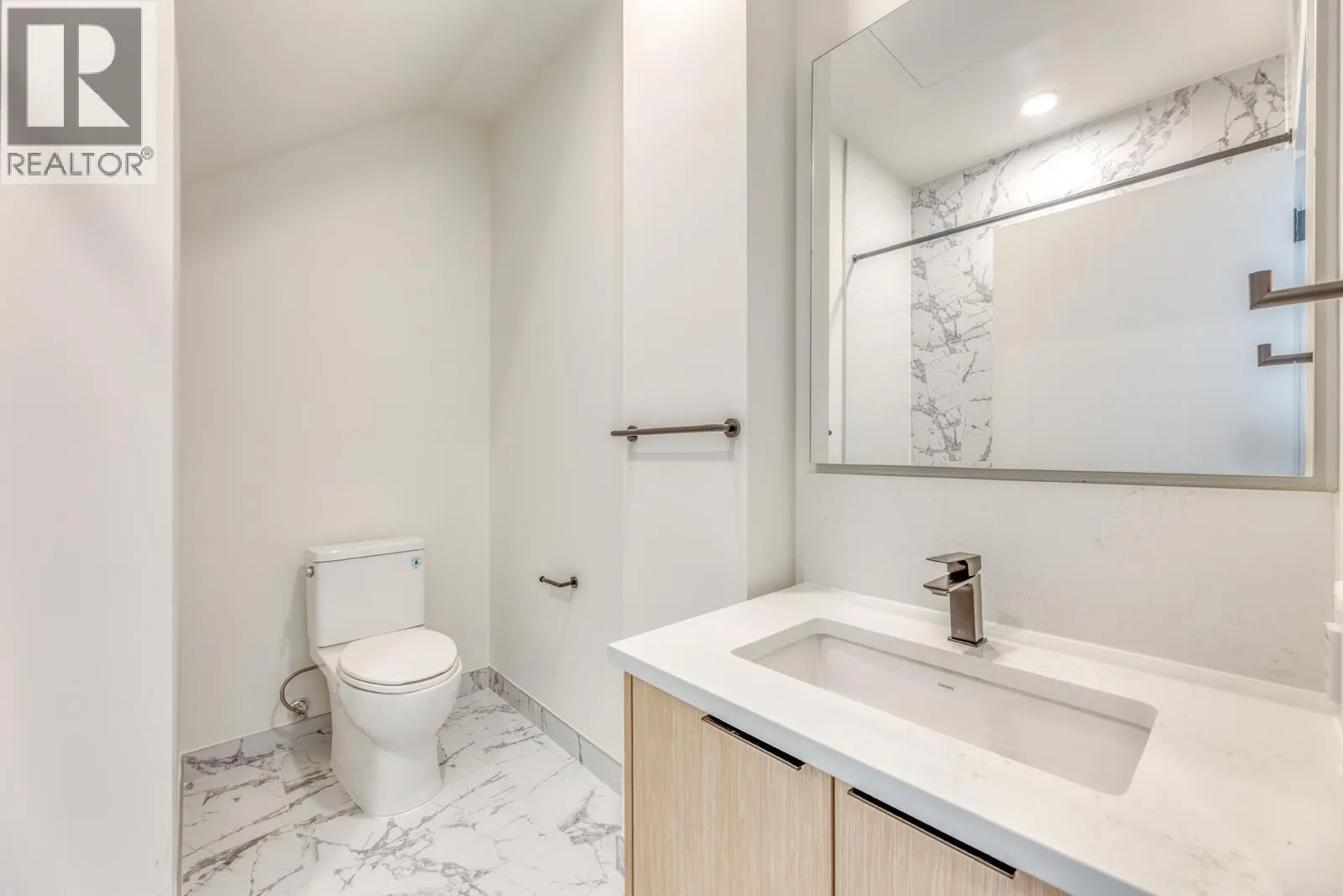104/204 422 E 3RD STREET