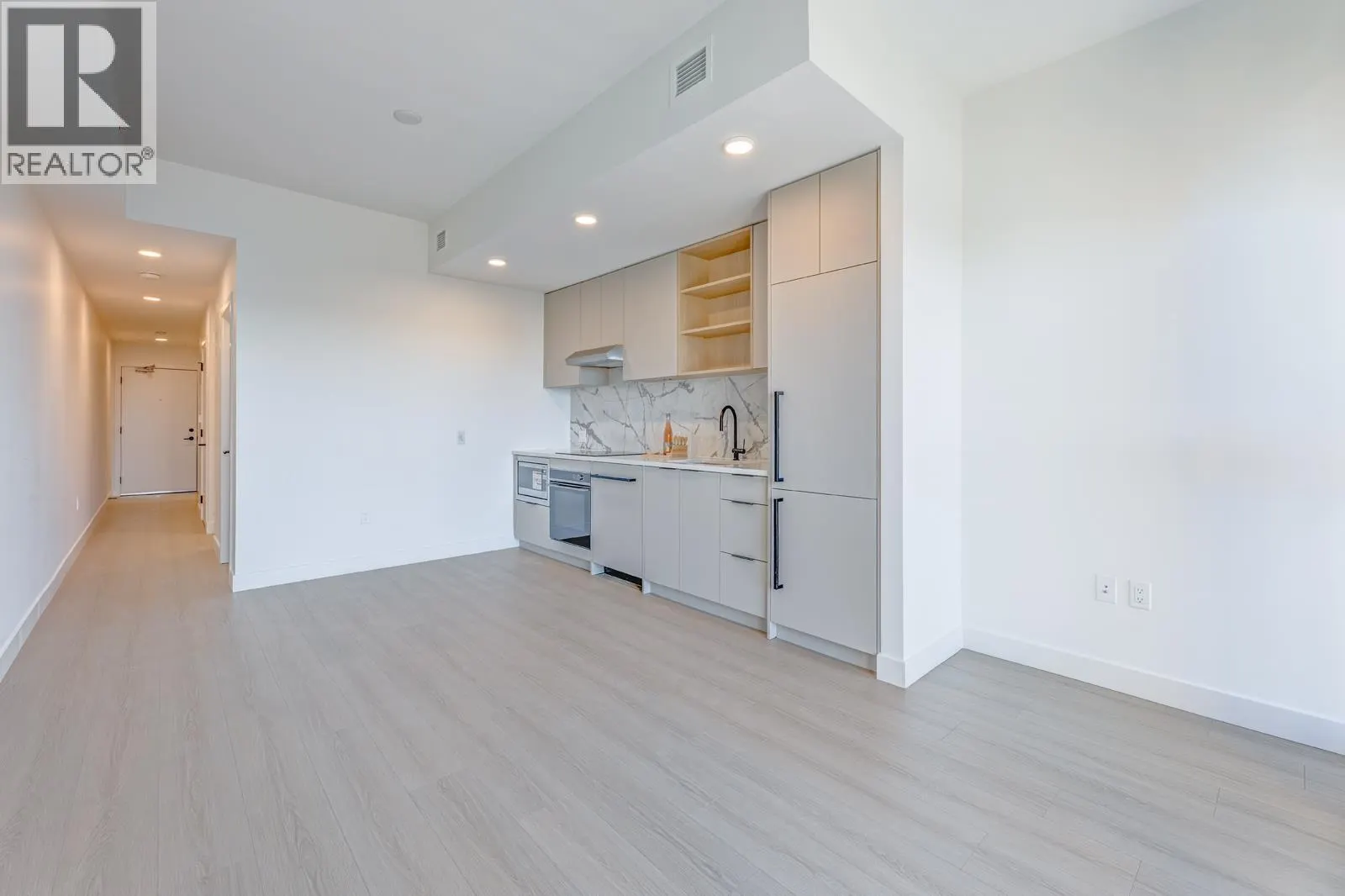 104/204 422 E 3RD STREET