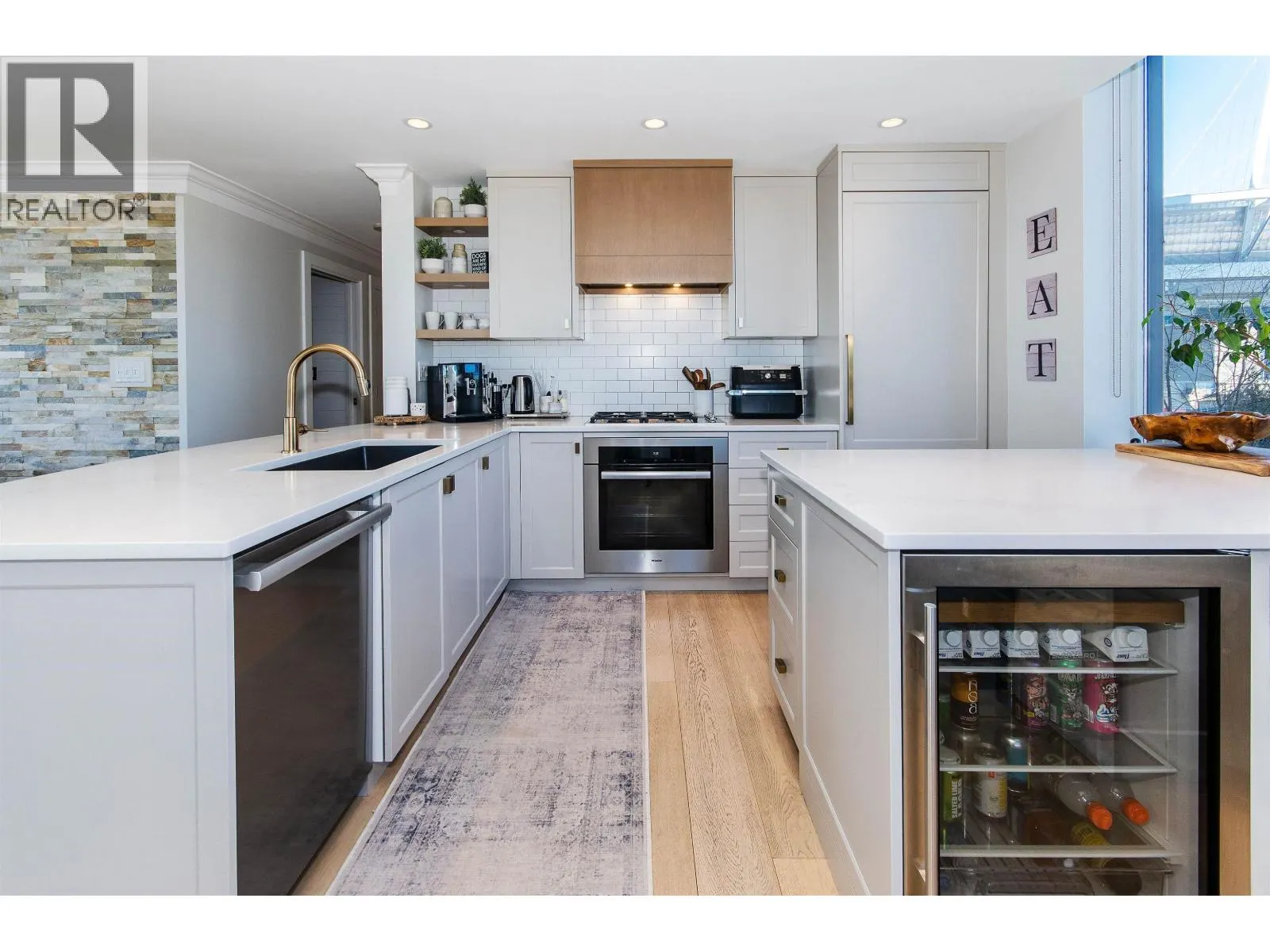 9 SMITHE MEWS