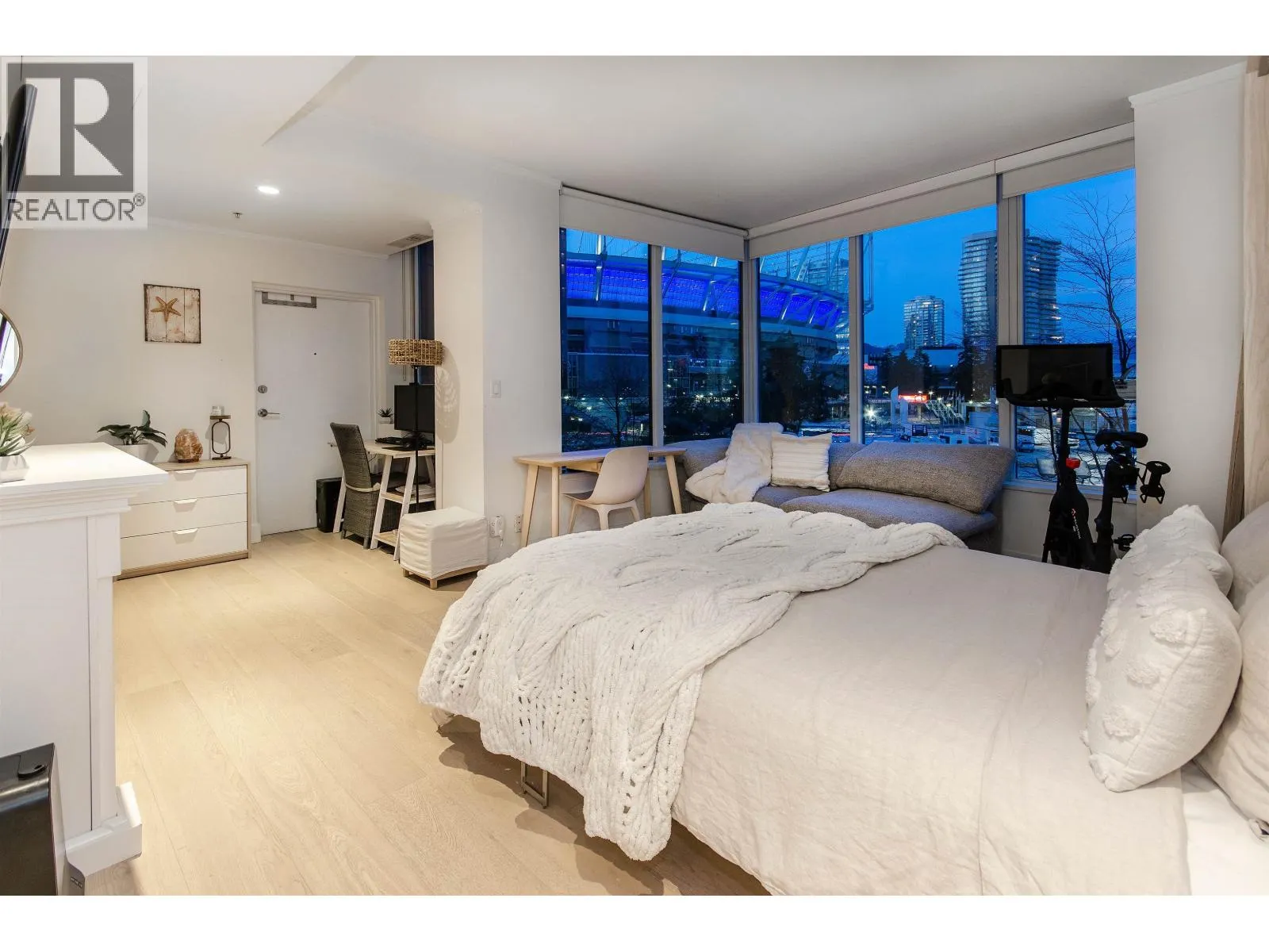 9 SMITHE MEWS