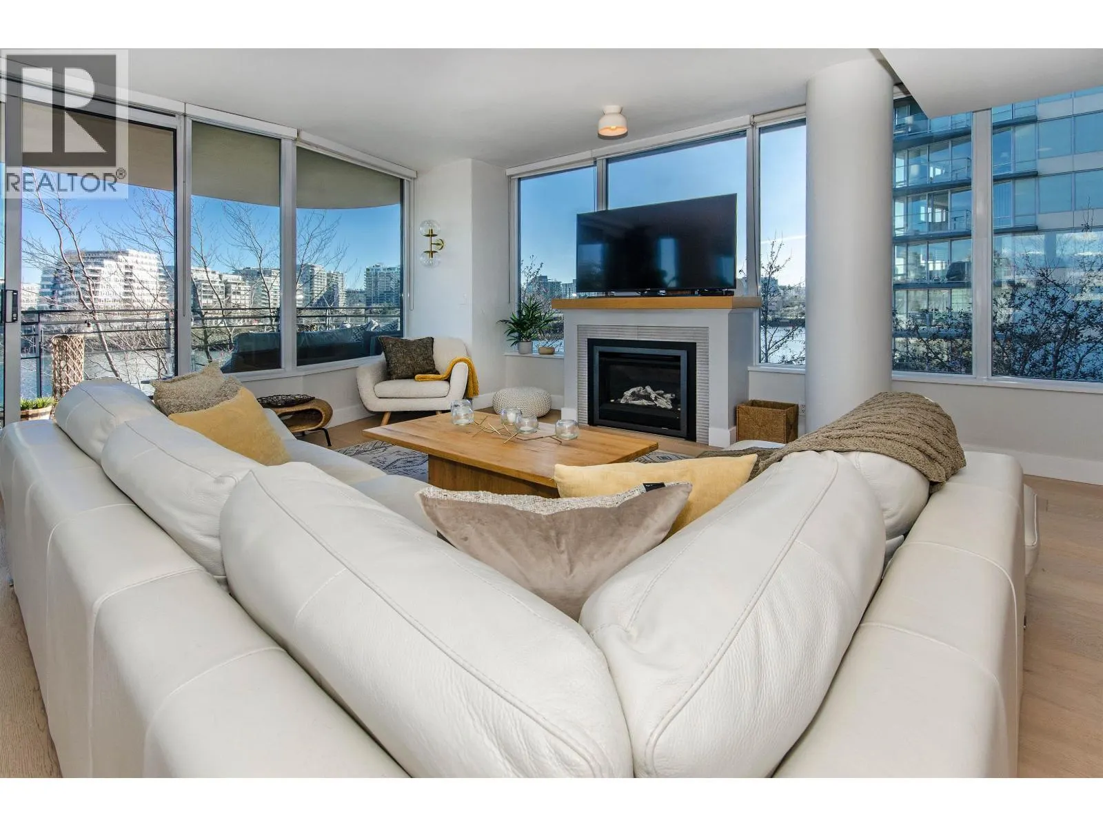 9 SMITHE MEWS