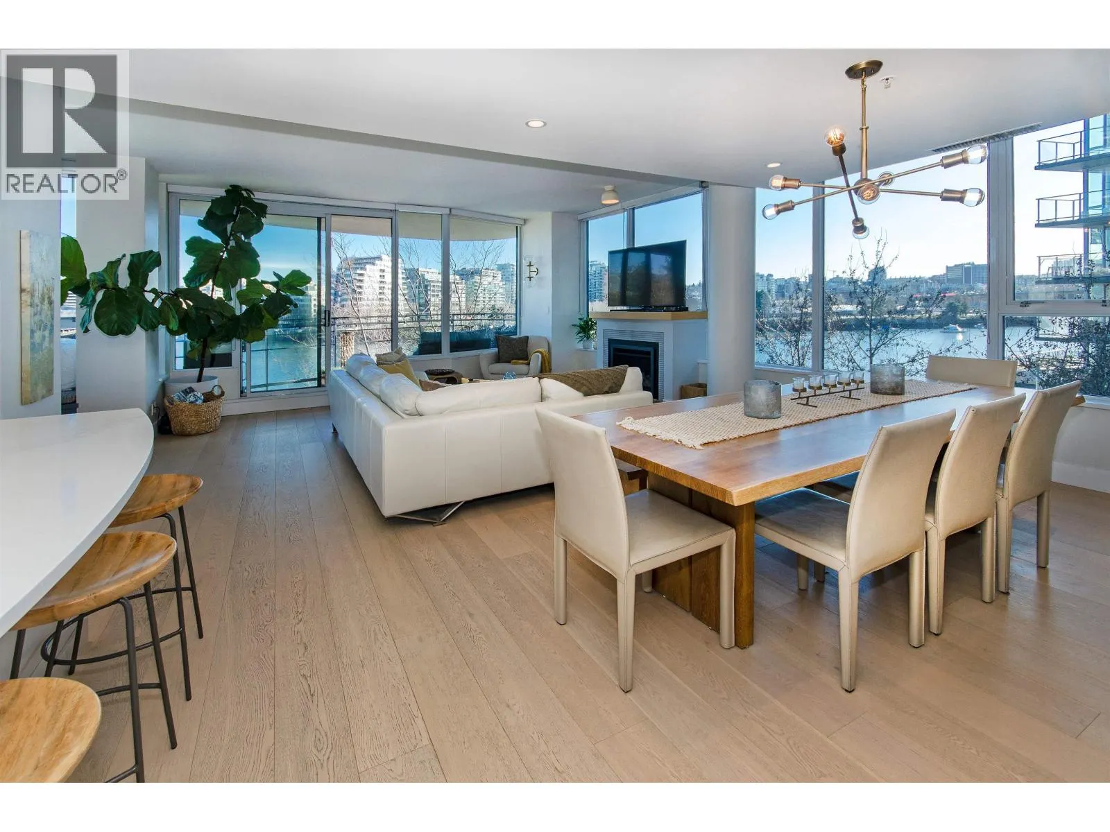 9 SMITHE MEWS