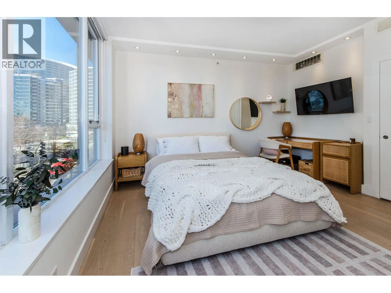 9 SMITHE MEWS