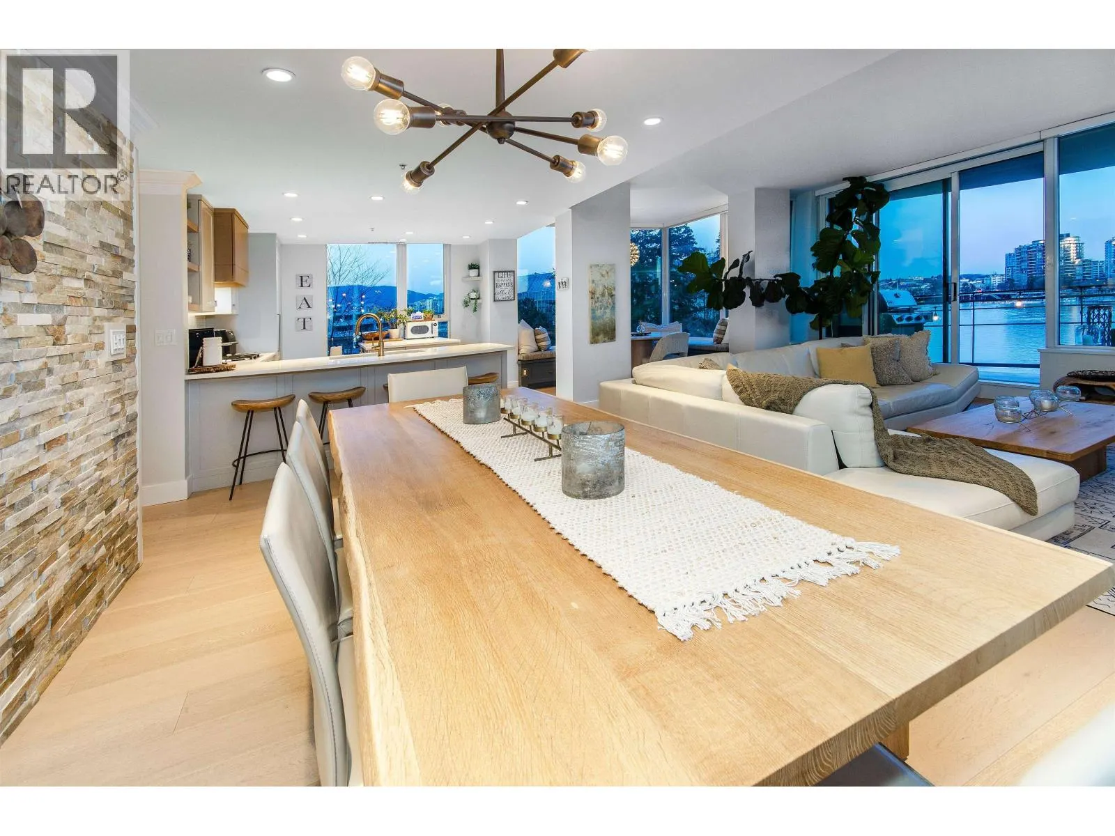 9 SMITHE MEWS