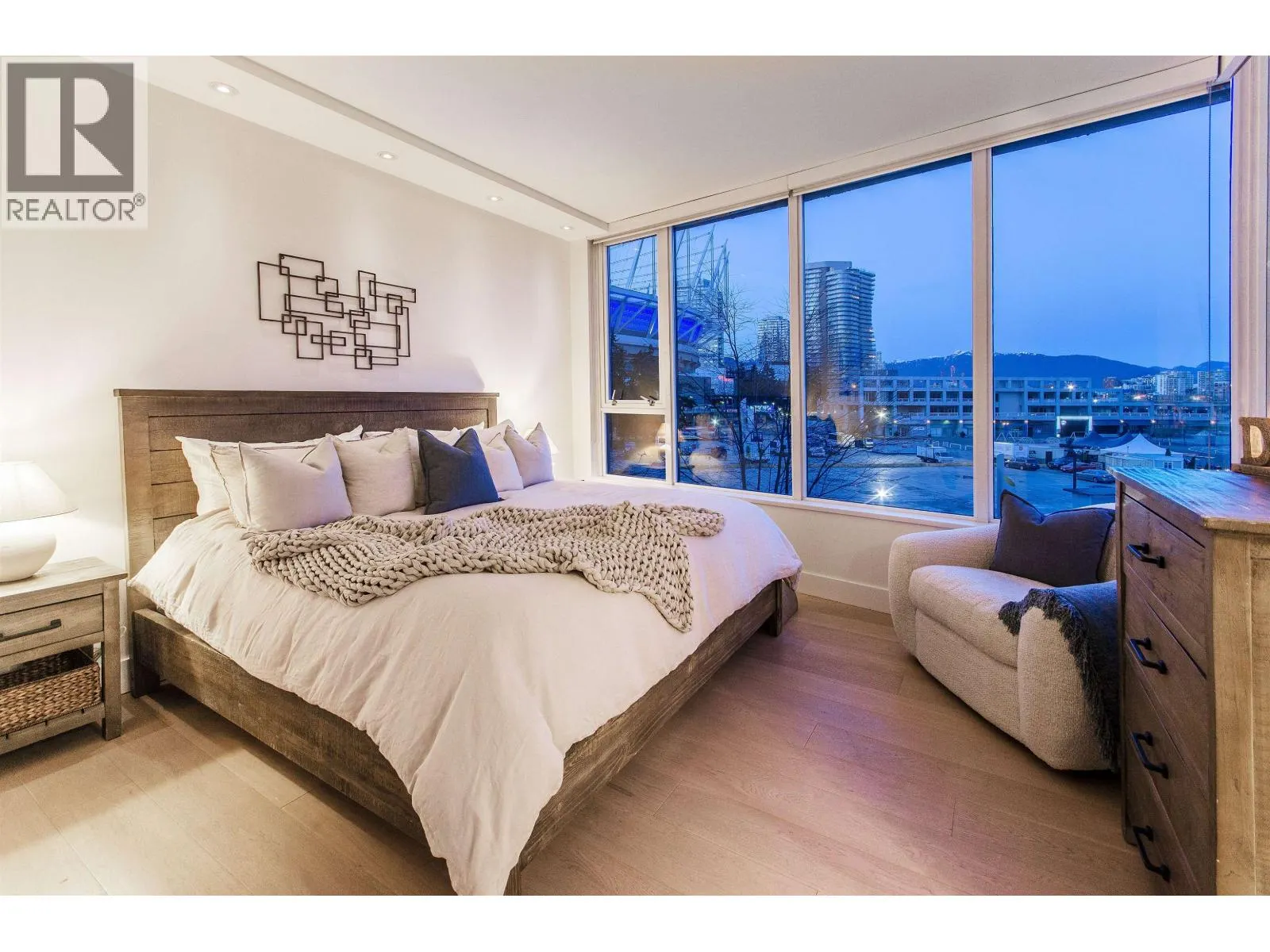 9 SMITHE MEWS