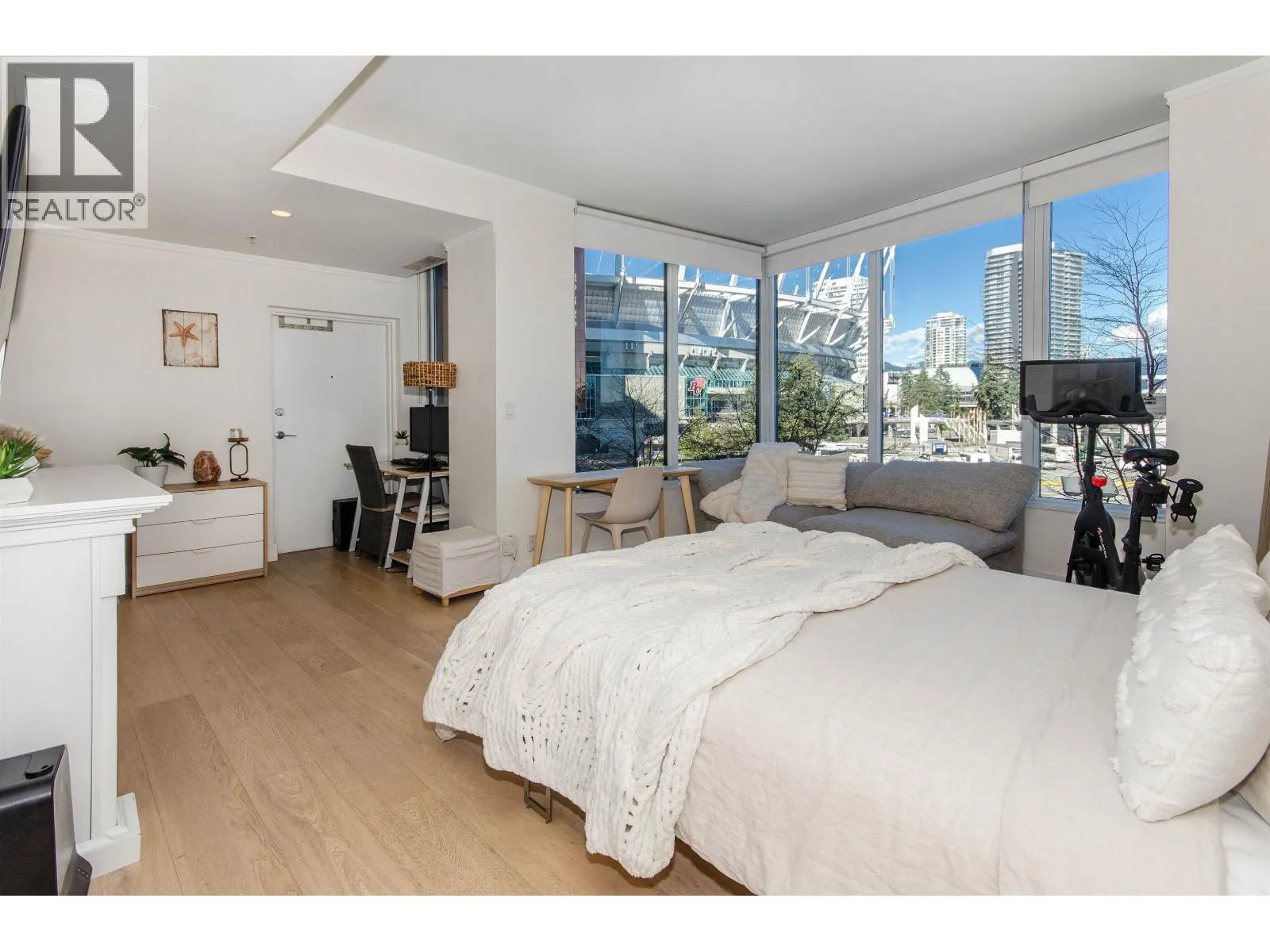 9 SMITHE MEWS