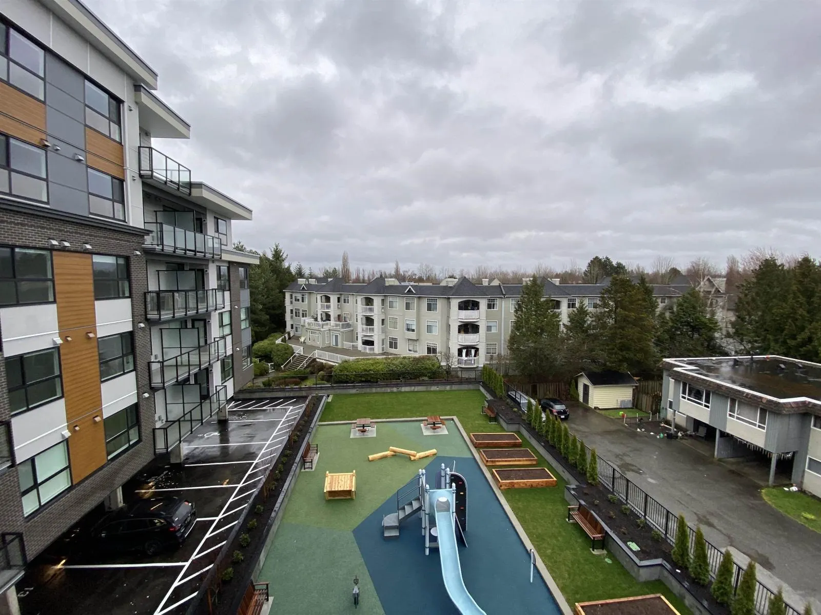 411 20695 EASTLEIGH CRESCENT