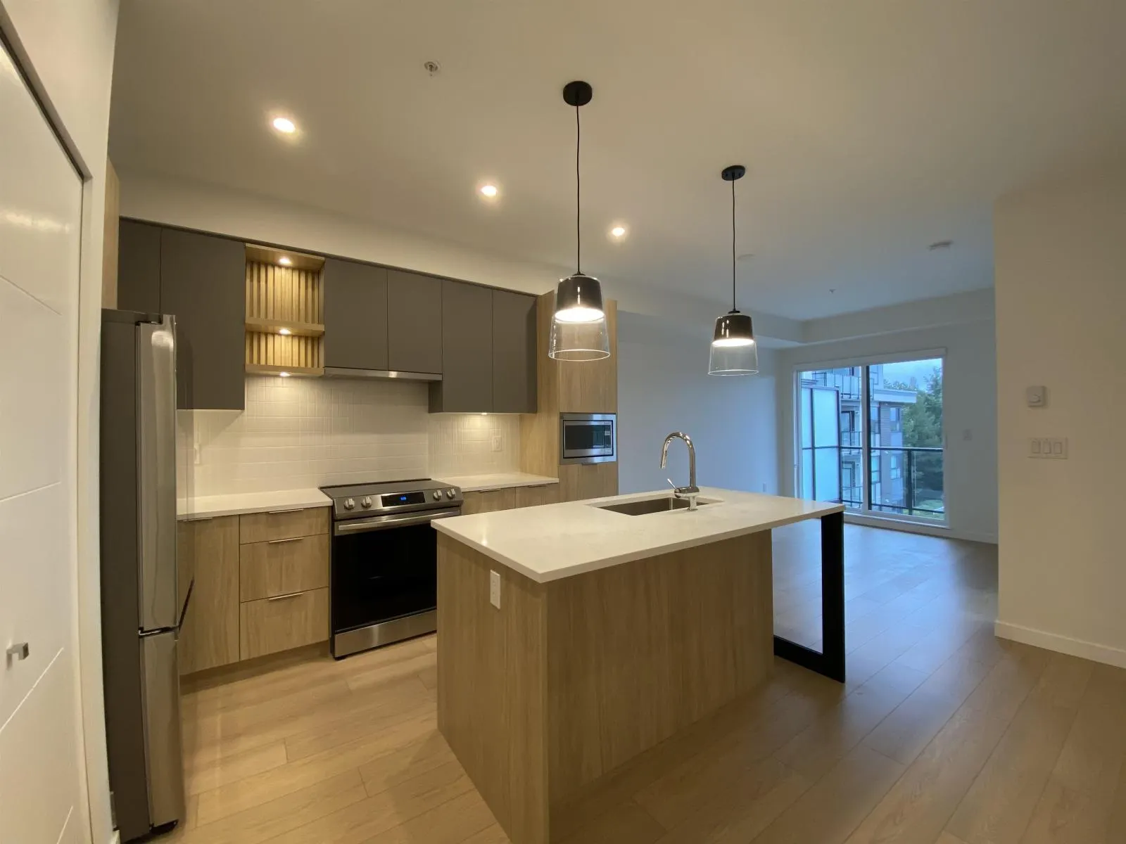 411 20695 EASTLEIGH CRESCENT