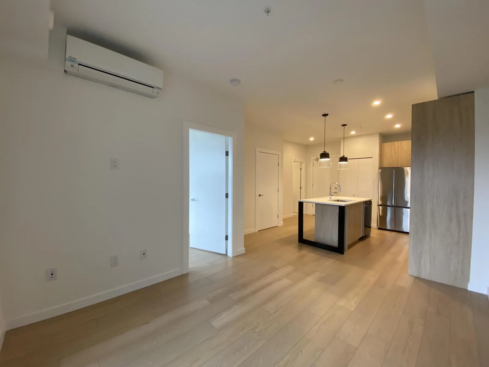 411 20695 EASTLEIGH CRESCENT