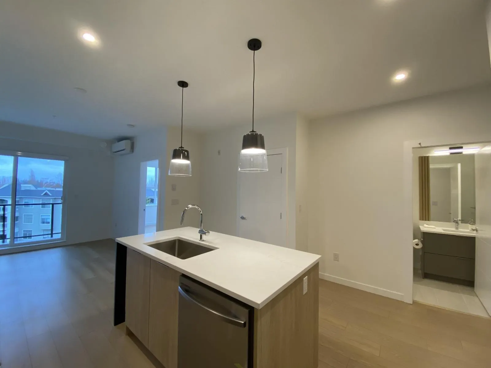 411 20695 EASTLEIGH CRESCENT