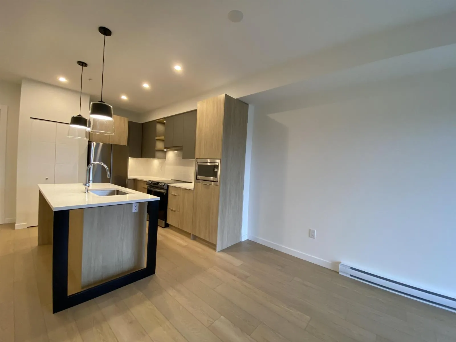 411 20695 EASTLEIGH CRESCENT
