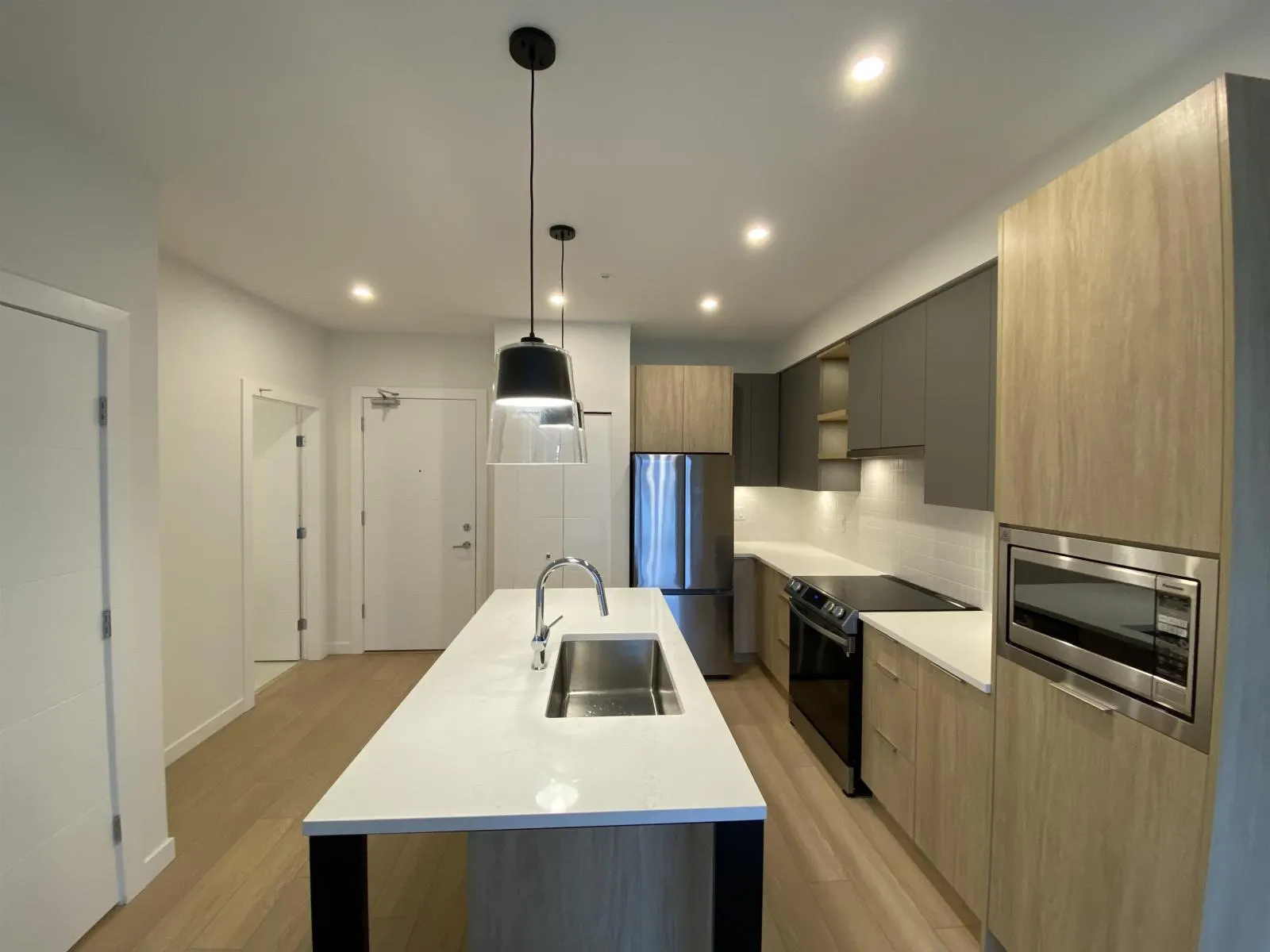 411 20695 EASTLEIGH CRESCENT