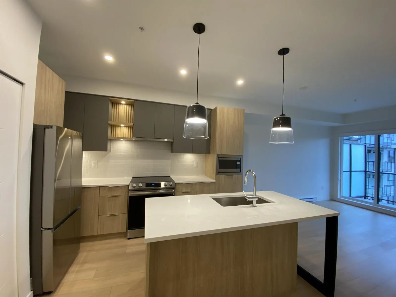 411 20695 EASTLEIGH CRESCENT