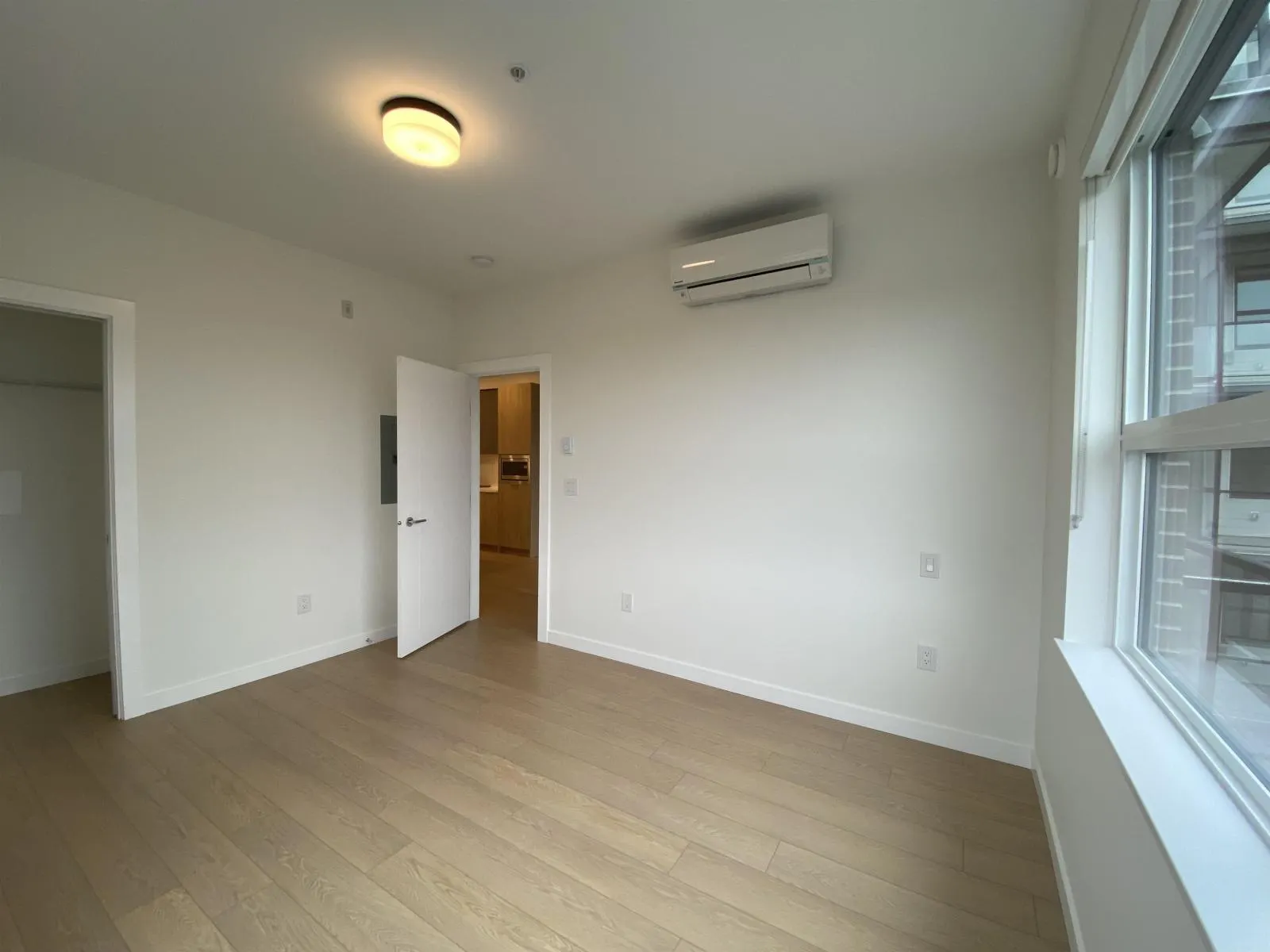 411 20695 EASTLEIGH CRESCENT