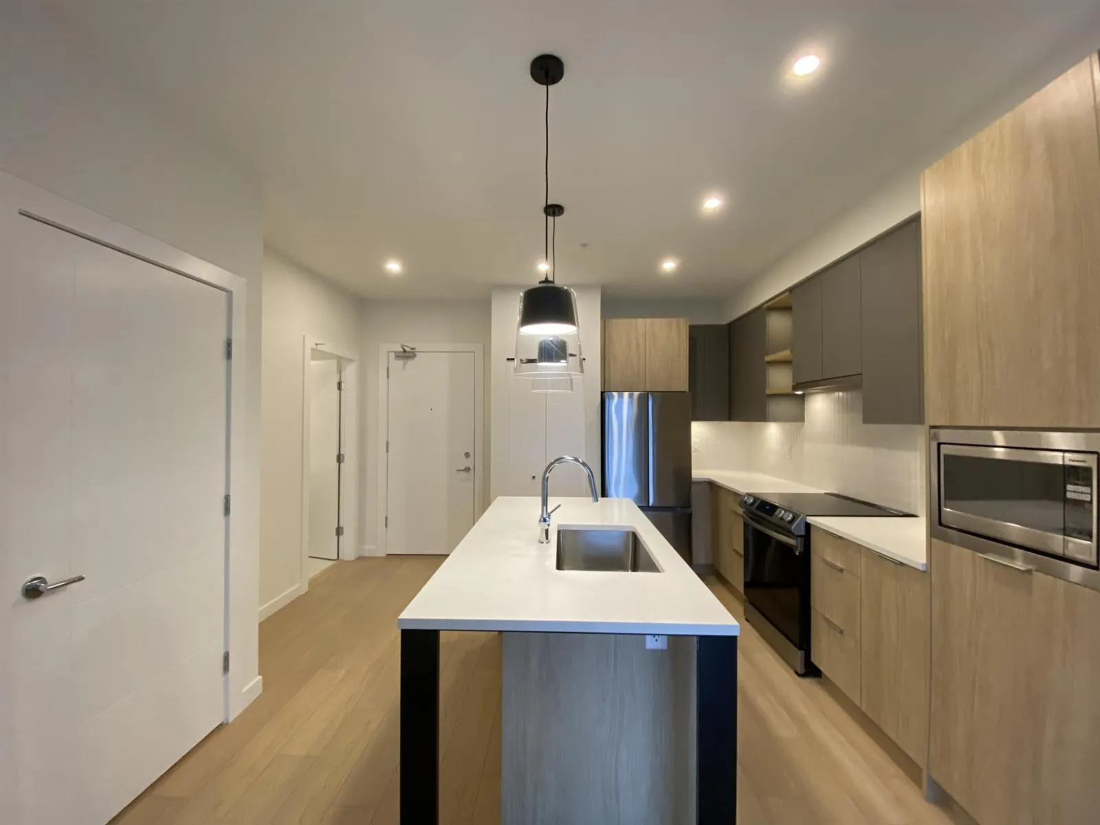 411 20695 EASTLEIGH CRESCENT
