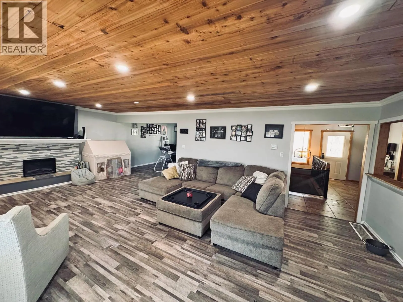 335 CLEARVIEW CRESCENT