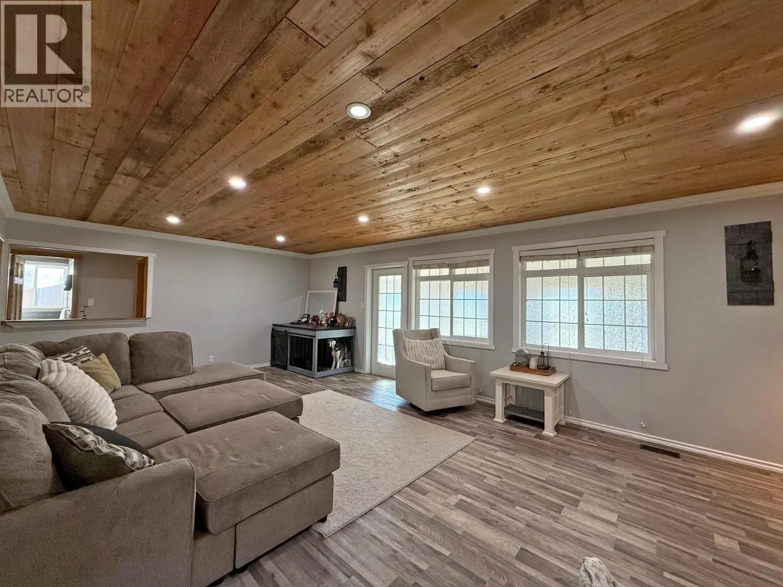 335 CLEARVIEW CRESCENT
