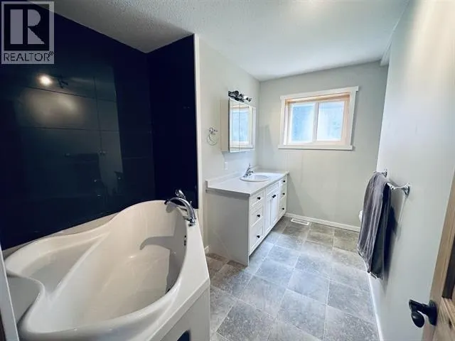 335 CLEARVIEW CRESCENT