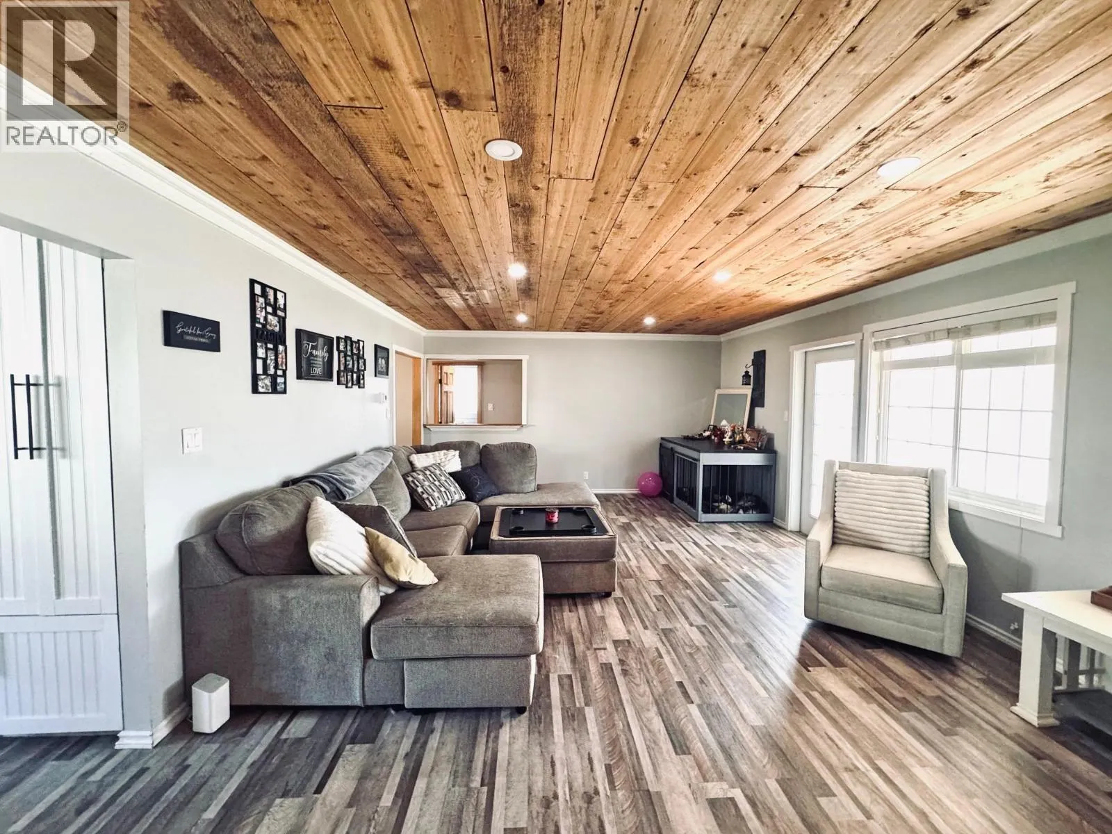 335 CLEARVIEW CRESCENT