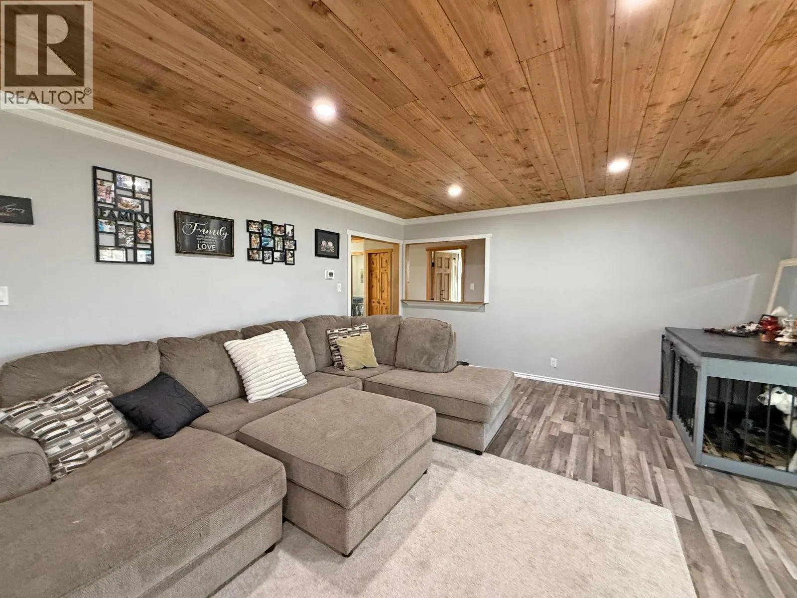 335 CLEARVIEW CRESCENT