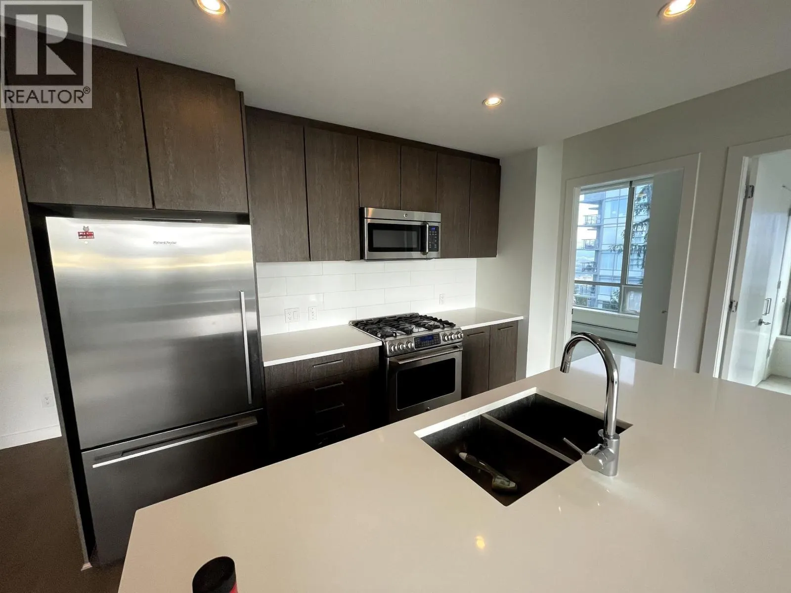 806 9080 UNIVERSITY CRESCENT