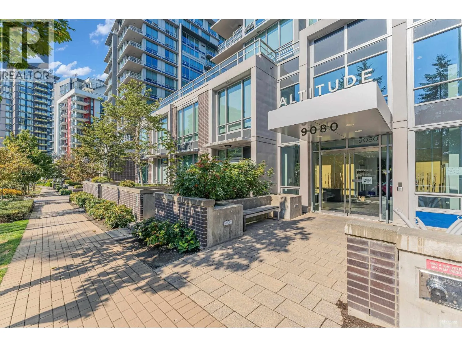806 9080 UNIVERSITY CRESCENT