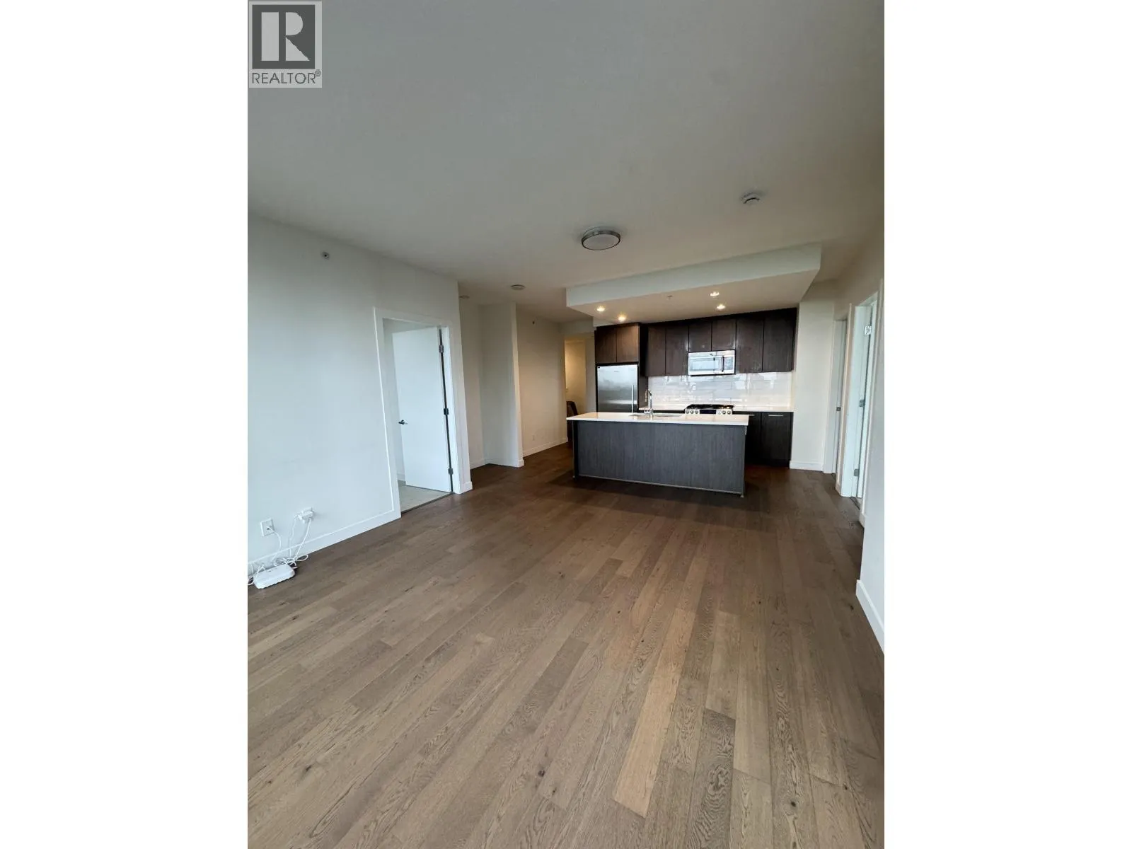 806 9080 UNIVERSITY CRESCENT