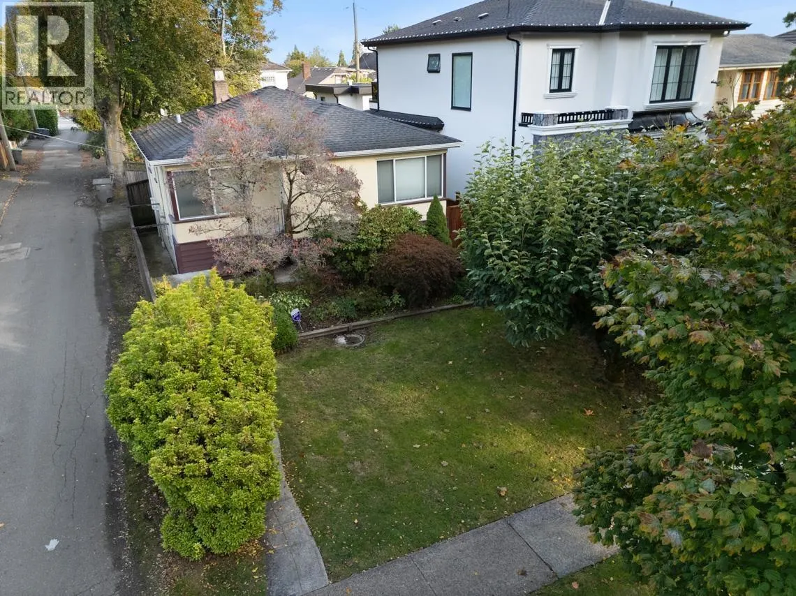 7526 SELKIRK STREET