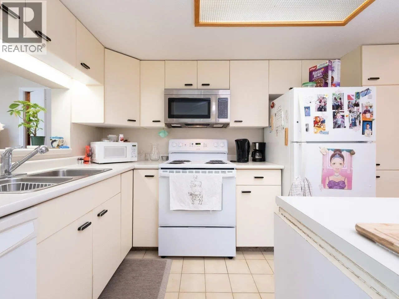 304 995 ROCHE POINT DRIVE