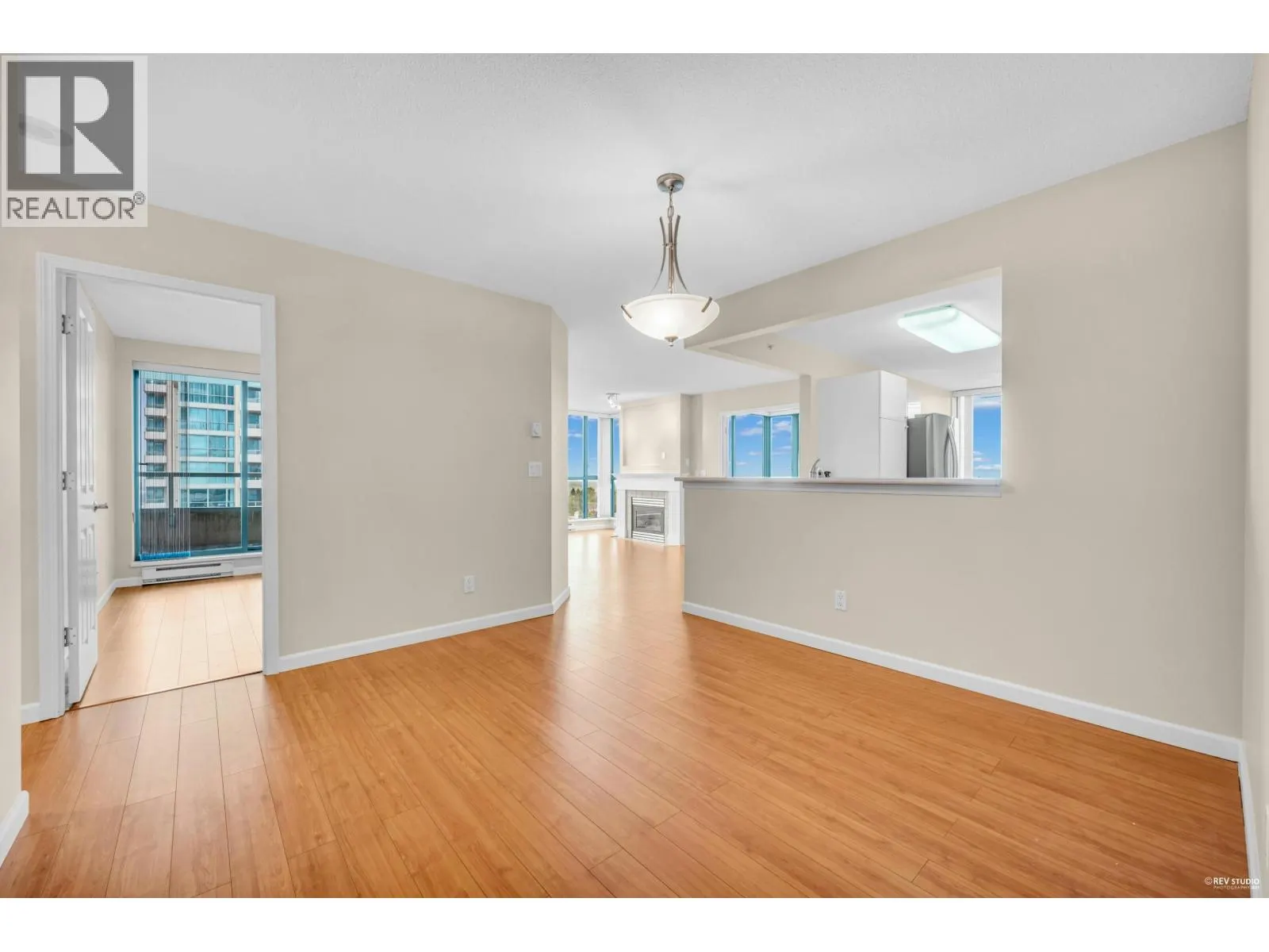 1104 6611 SOUTHOAKS CRESCENT